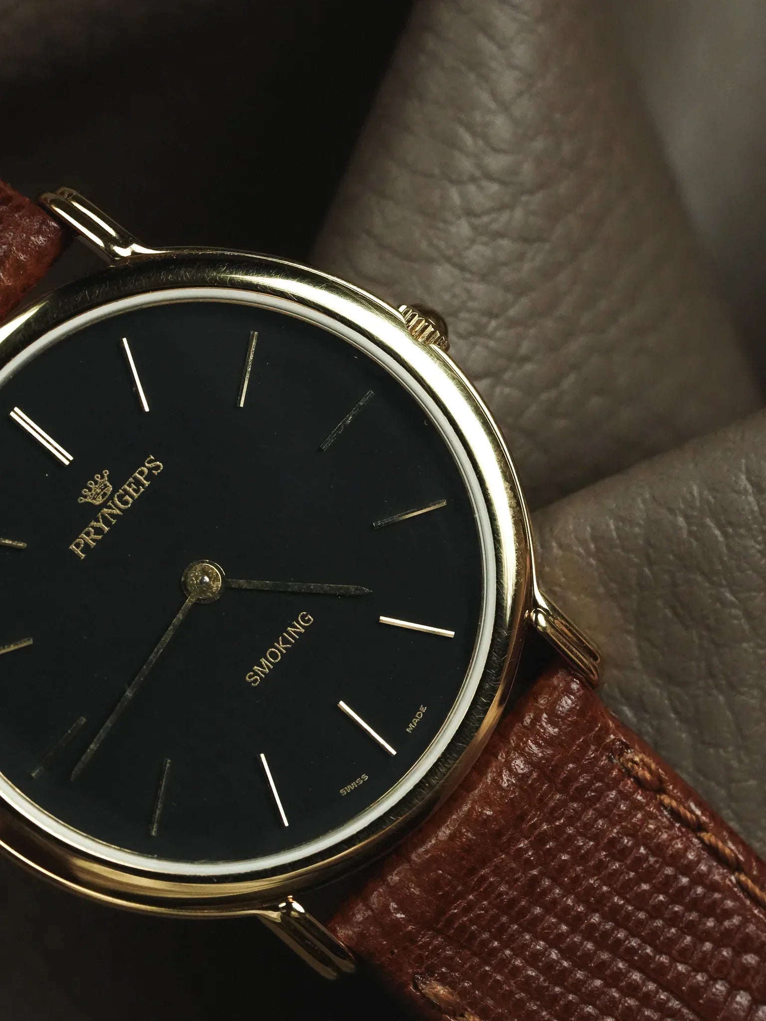Pryngeps - Smoking montre habillée or cadran noir - NOS - 1990s - Atelier Victor - Vintage Shop