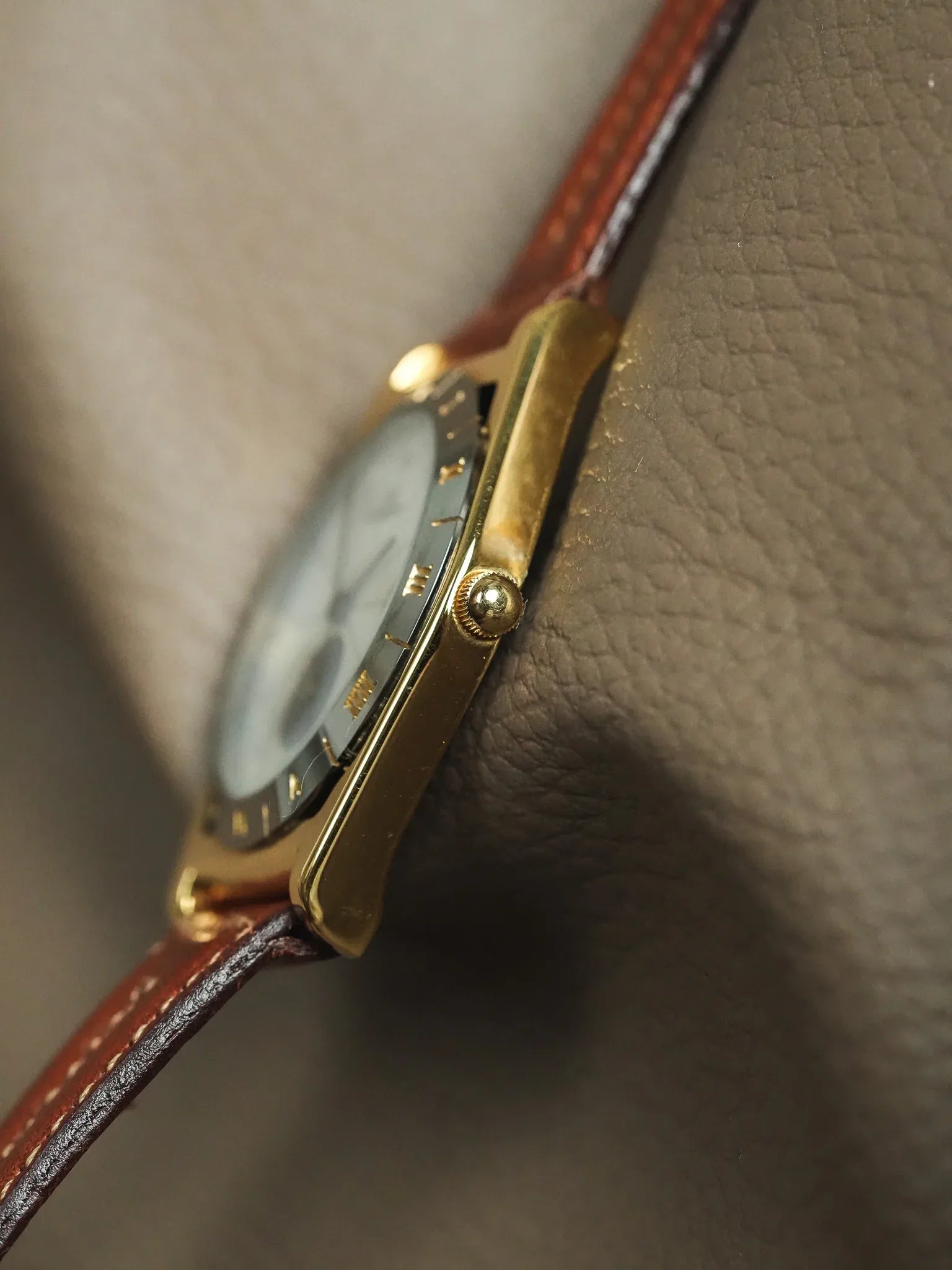 Pryngeps - Tonneau Lunette anthracite plaqué or - NOS - 1990s - Atelier Victor