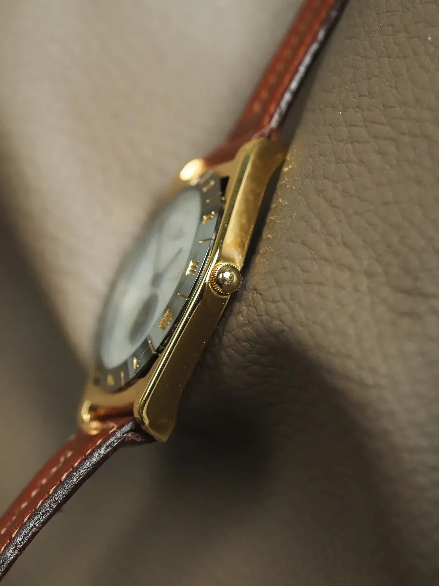 Pryngeps - Tonneau Lunette anthracite plaqué or - NOS - 1990s - Atelier Victor