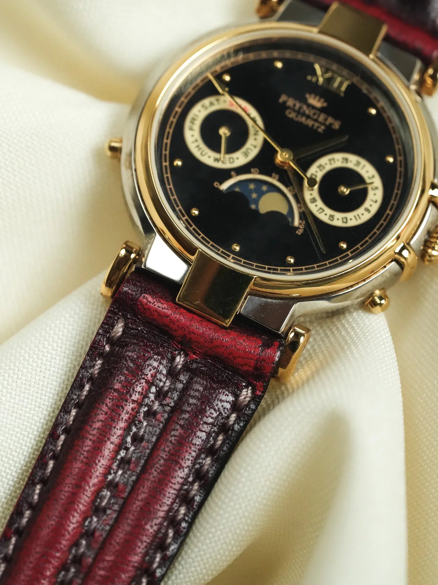 Pryngeps - Triple Date Phase de lunette Guilloché or cadran noir - NOS - 1990s - Atelier Victor