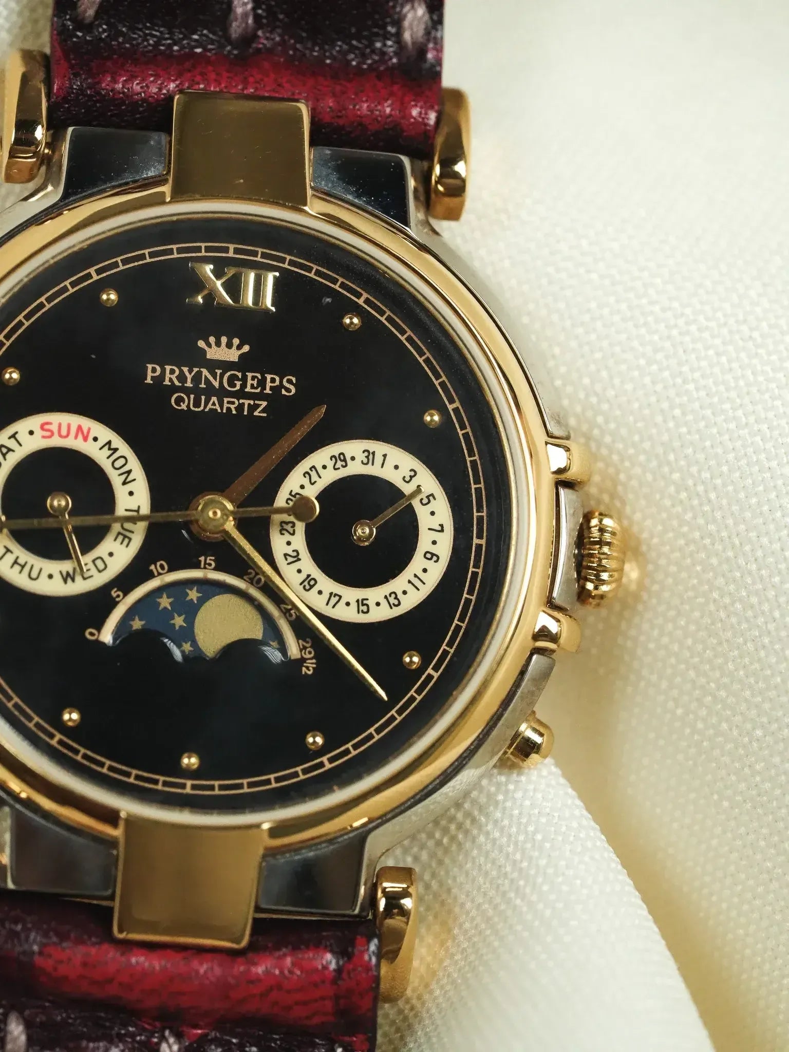 Pryngeps - Triple Date Phase de lunette Guilloché or cadran noir - NOS - 1990s - Atelier Victor