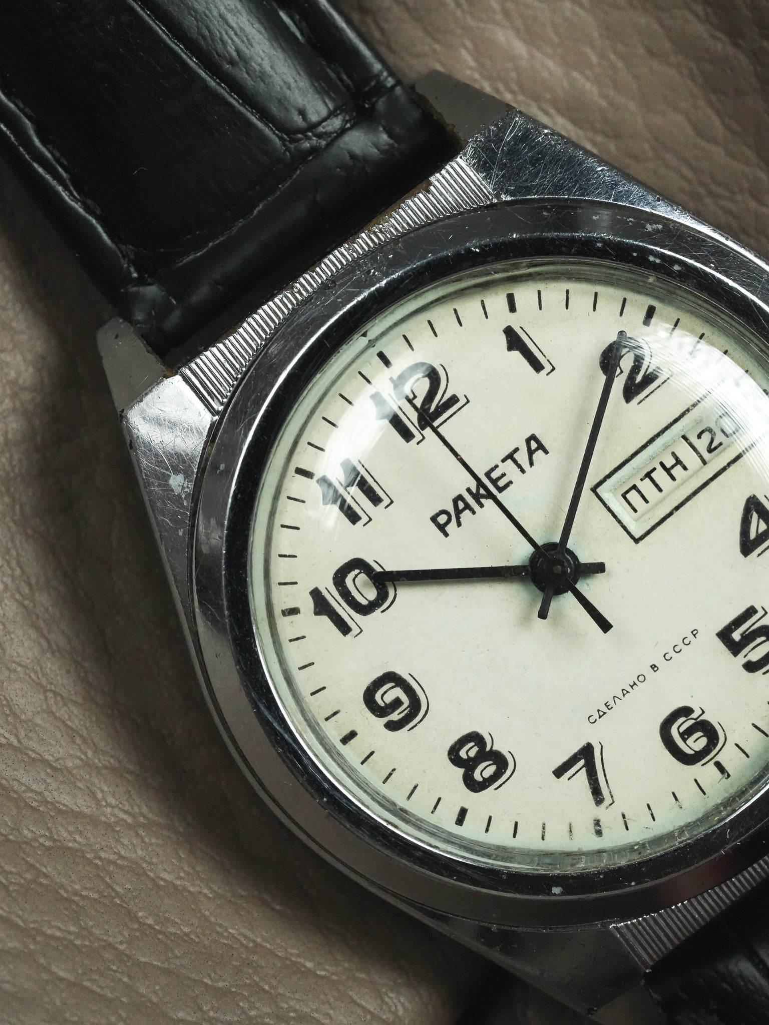 Raketa - Acier Daydate Creme - 1970s - Atelier Victor - Vintage Shop