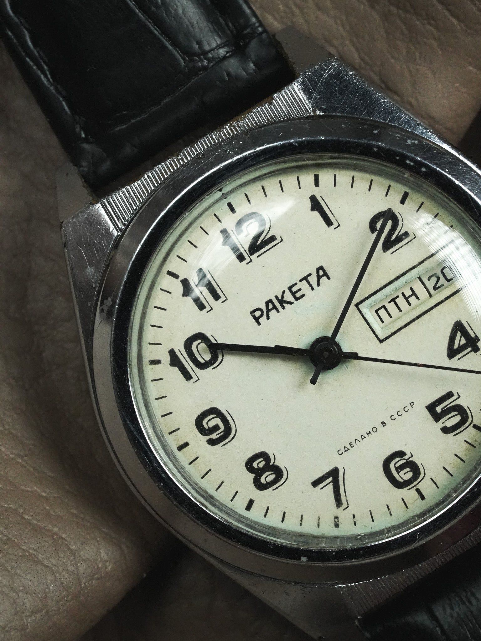 Raketa - Acier Daydate Creme - 1970s - Atelier Victor - Vintage Shop