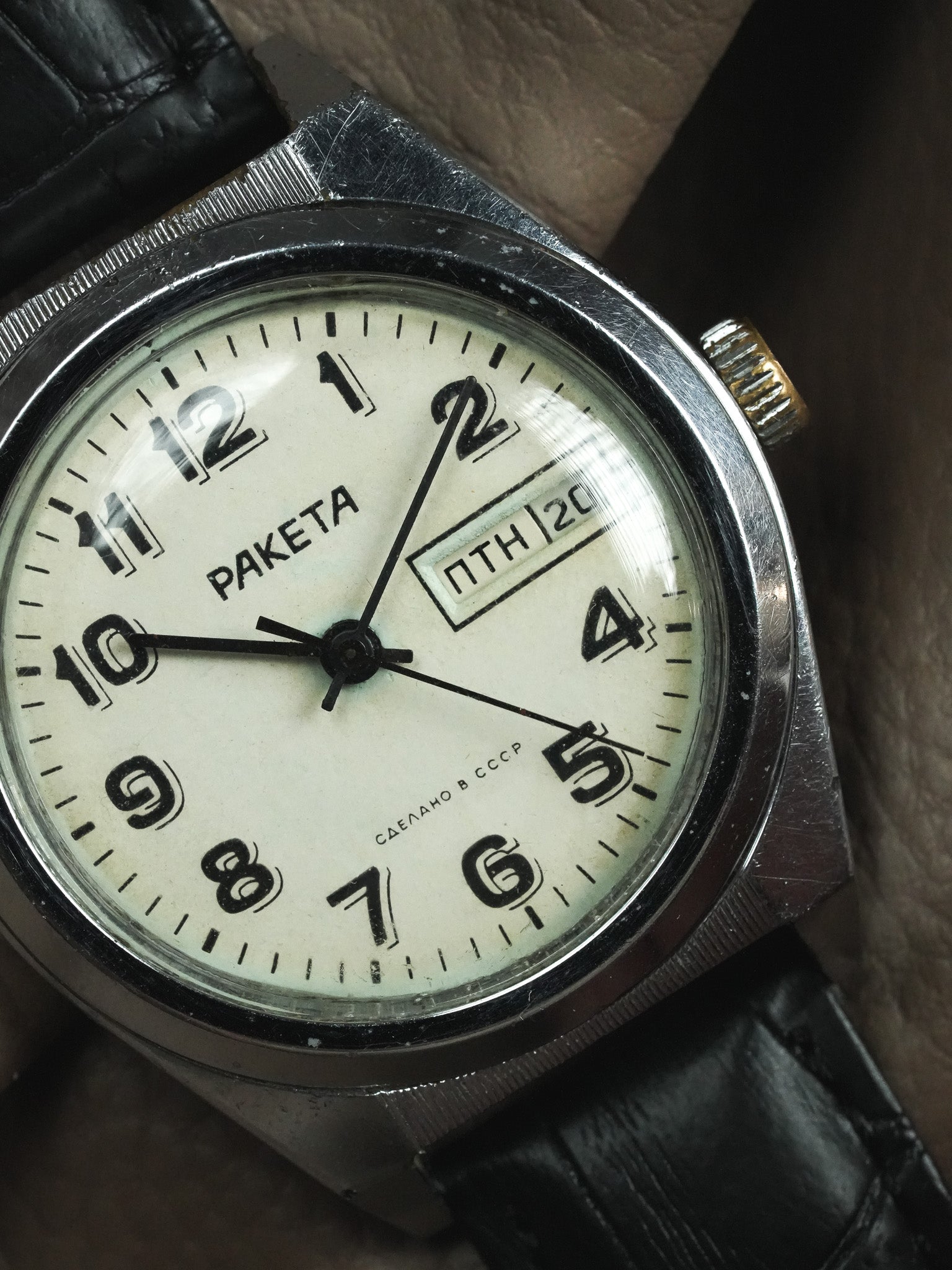 Raketa - Acier Daydate Creme - 1970s - Atelier Victor - Vintage Shop