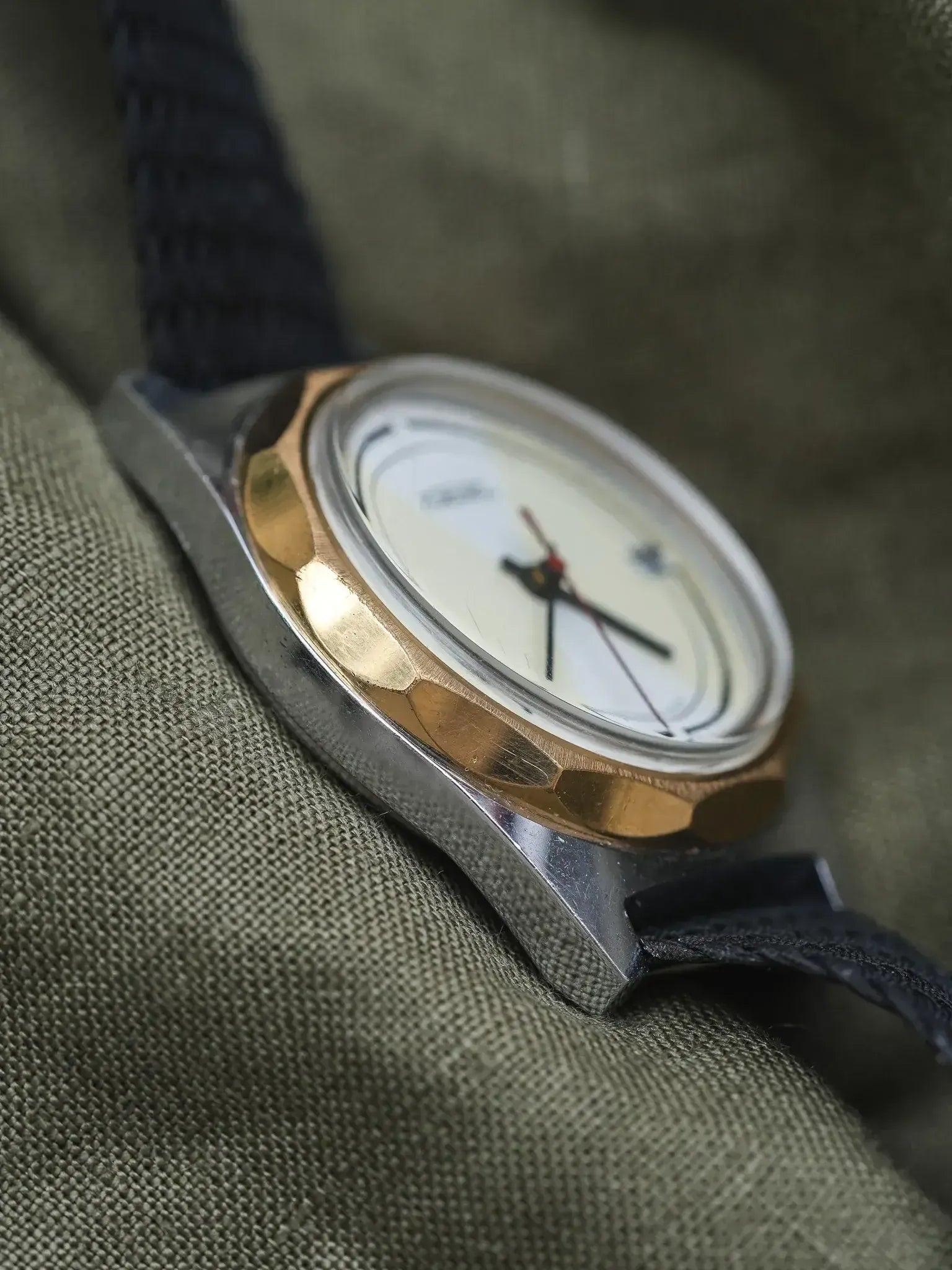 Raketa - Acier Or Cadran Blanc Tapissé Trotteuse Rouge - 1970s - Atelier Victor