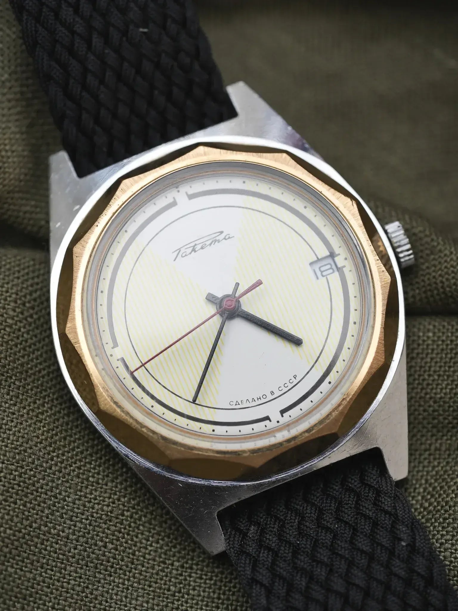 Raketa - Acier Or Cadran Blanc Tapissé Trotteuse Rouge - 1970s - Atelier Victor