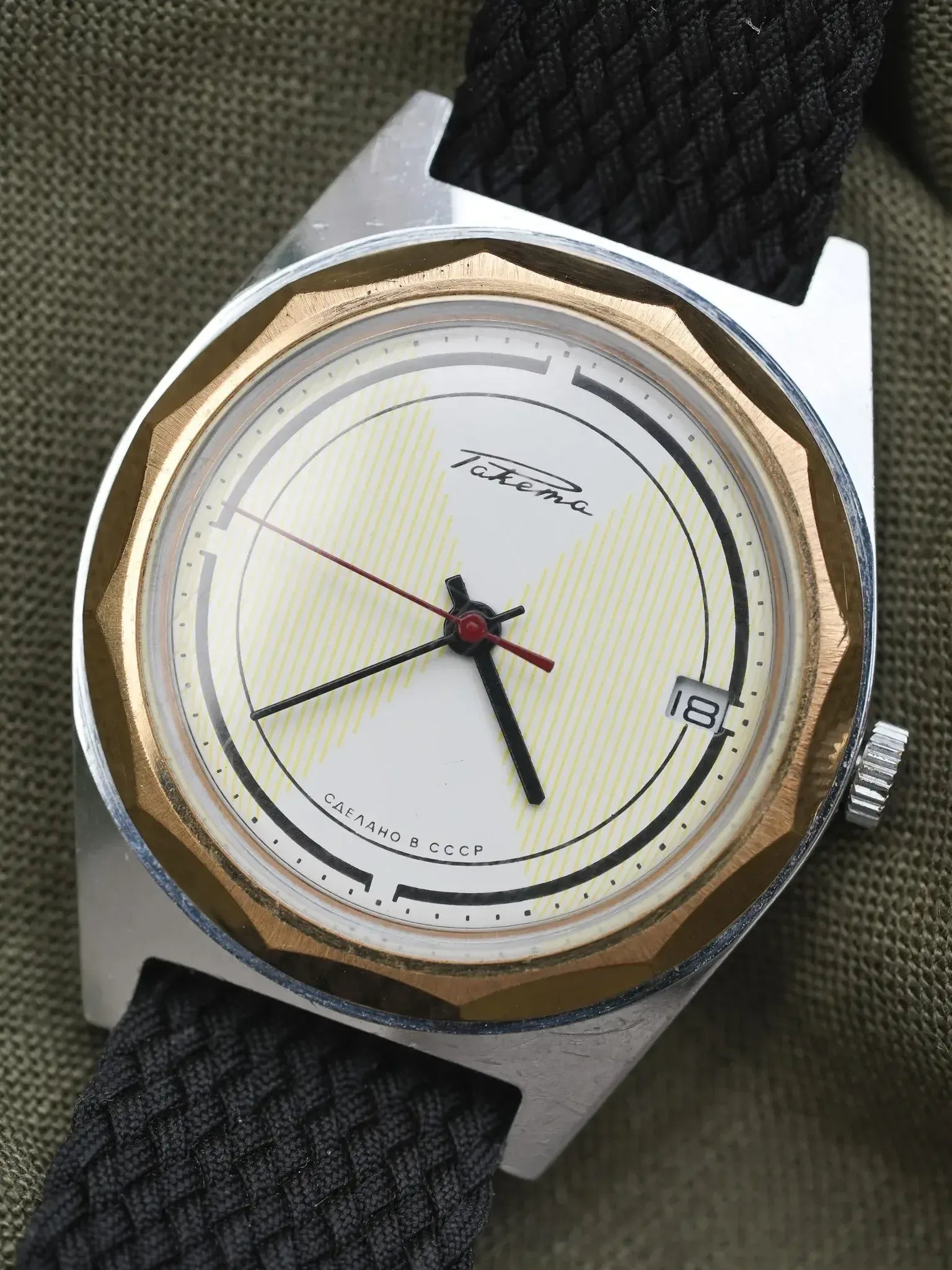 Raketa - Acier Or Cadran Blanc Tapissé Trotteuse Rouge - 1970s - Atelier Victor