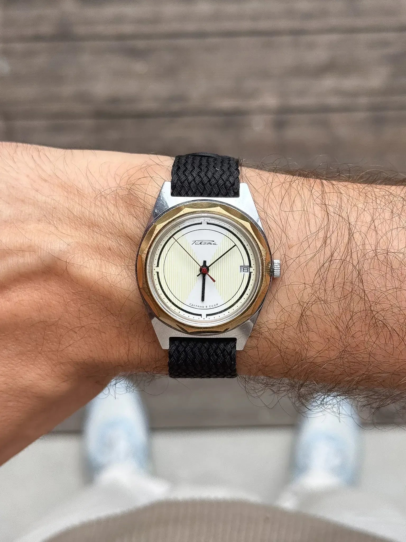 Raketa - Acier Or Cadran Blanc Tapissé Trotteuse Rouge - 1970s - Atelier Victor