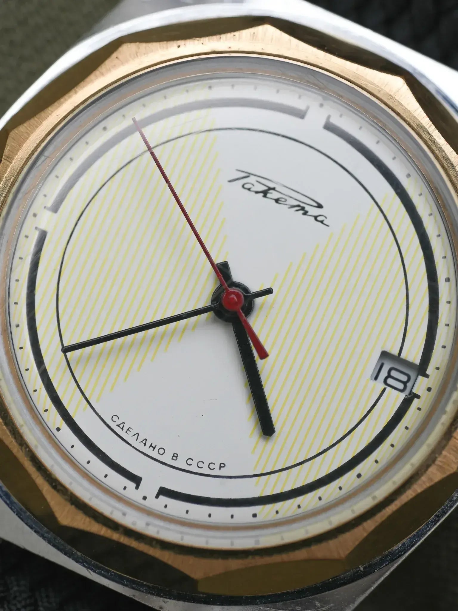 Raketa - Acier Or Cadran Blanc Tapissé Trotteuse Rouge - 1970s - Atelier Victor
