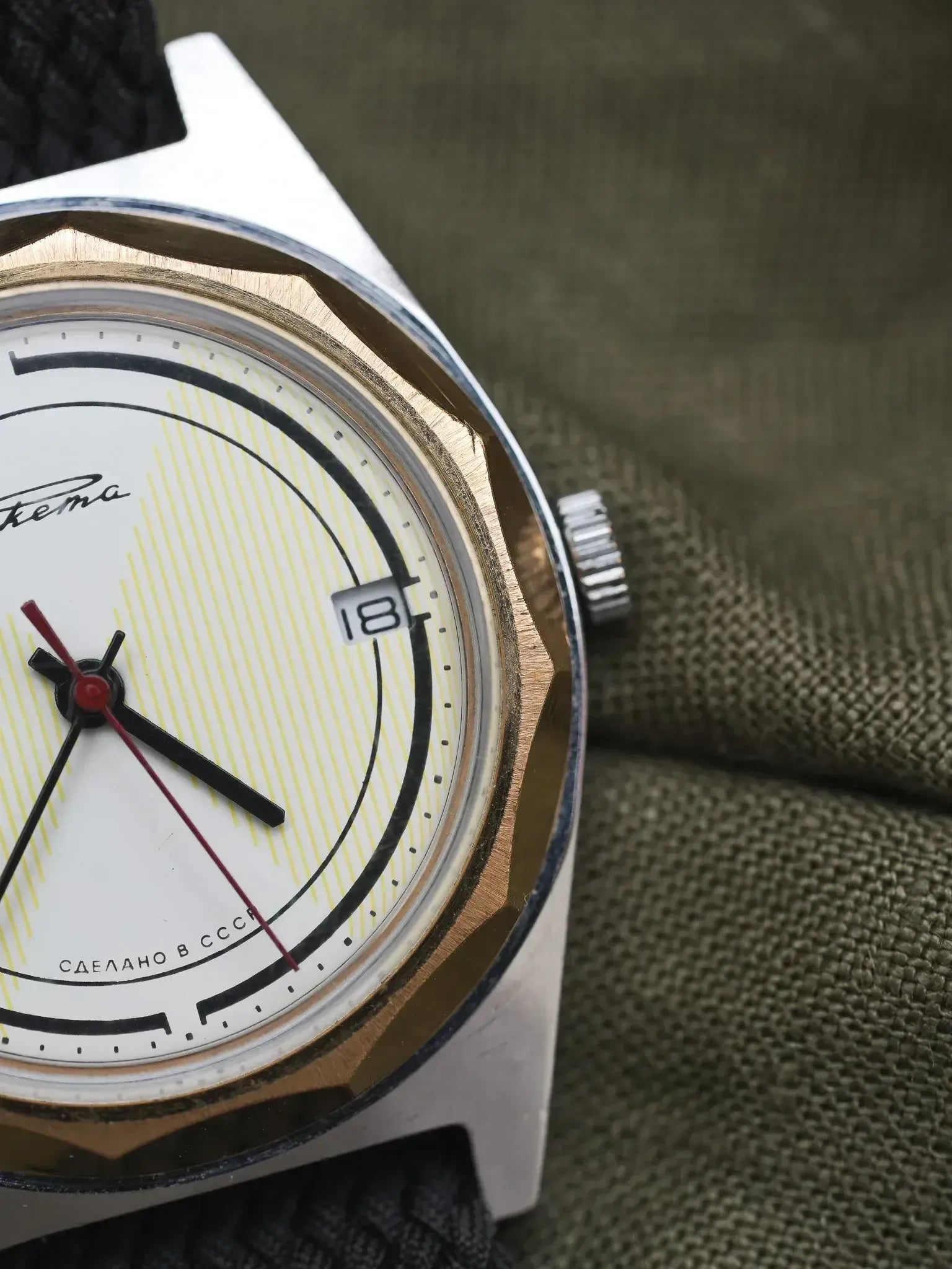 Raketa - Acier Or Cadran Blanc Tapissé Trotteuse Rouge - 1970s - Atelier Victor