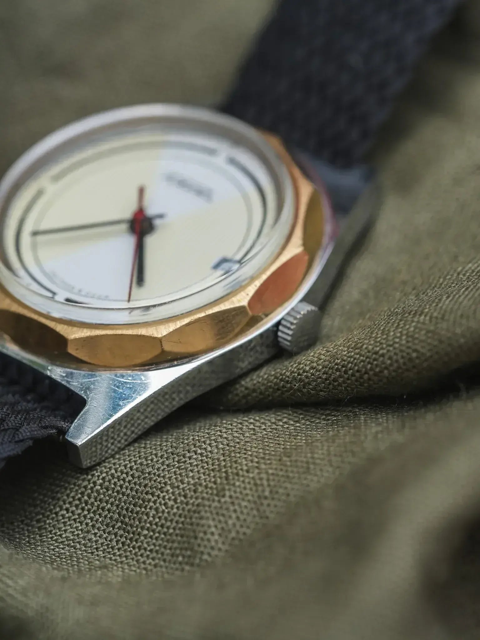 Raketa - Acier Or Cadran Blanc Tapissé Trotteuse Rouge - 1970s - Atelier Victor