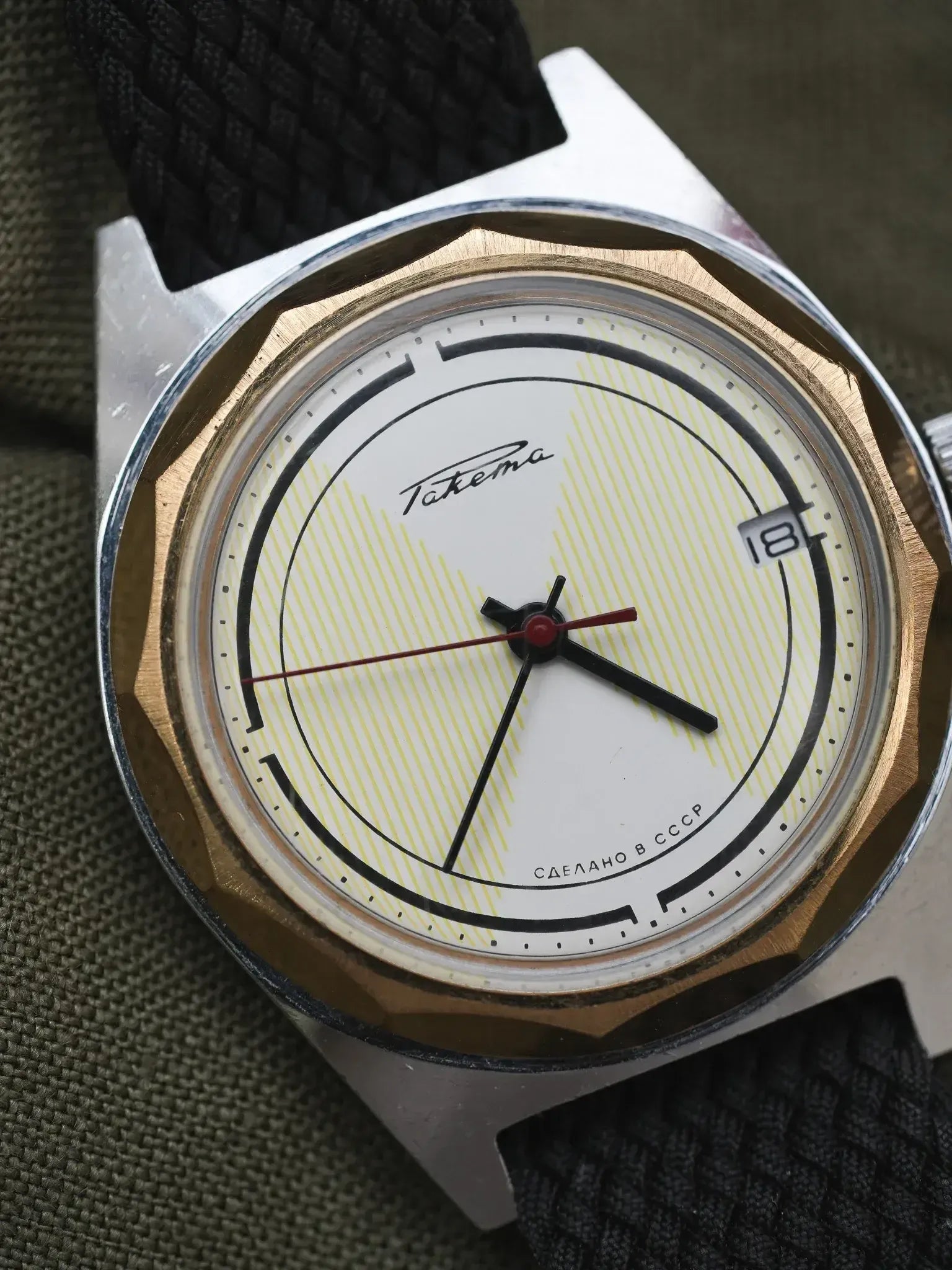 Raketa - Acier Or Cadran Blanc Tapissé Trotteuse Rouge - 1970s - Atelier Victor