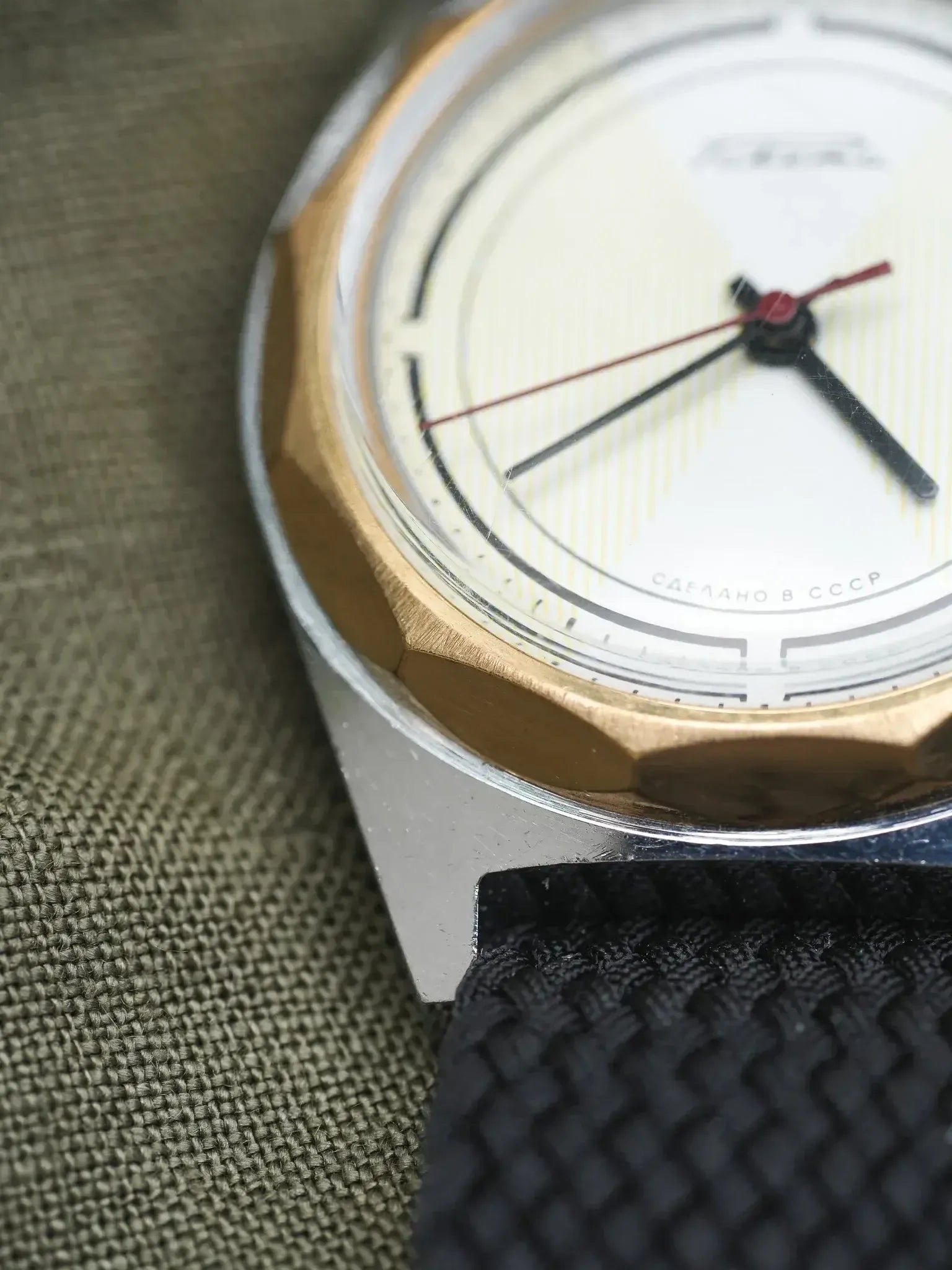 Raketa - Acier Or Cadran Blanc Tapissé Trotteuse Rouge - 1970s - Atelier Victor