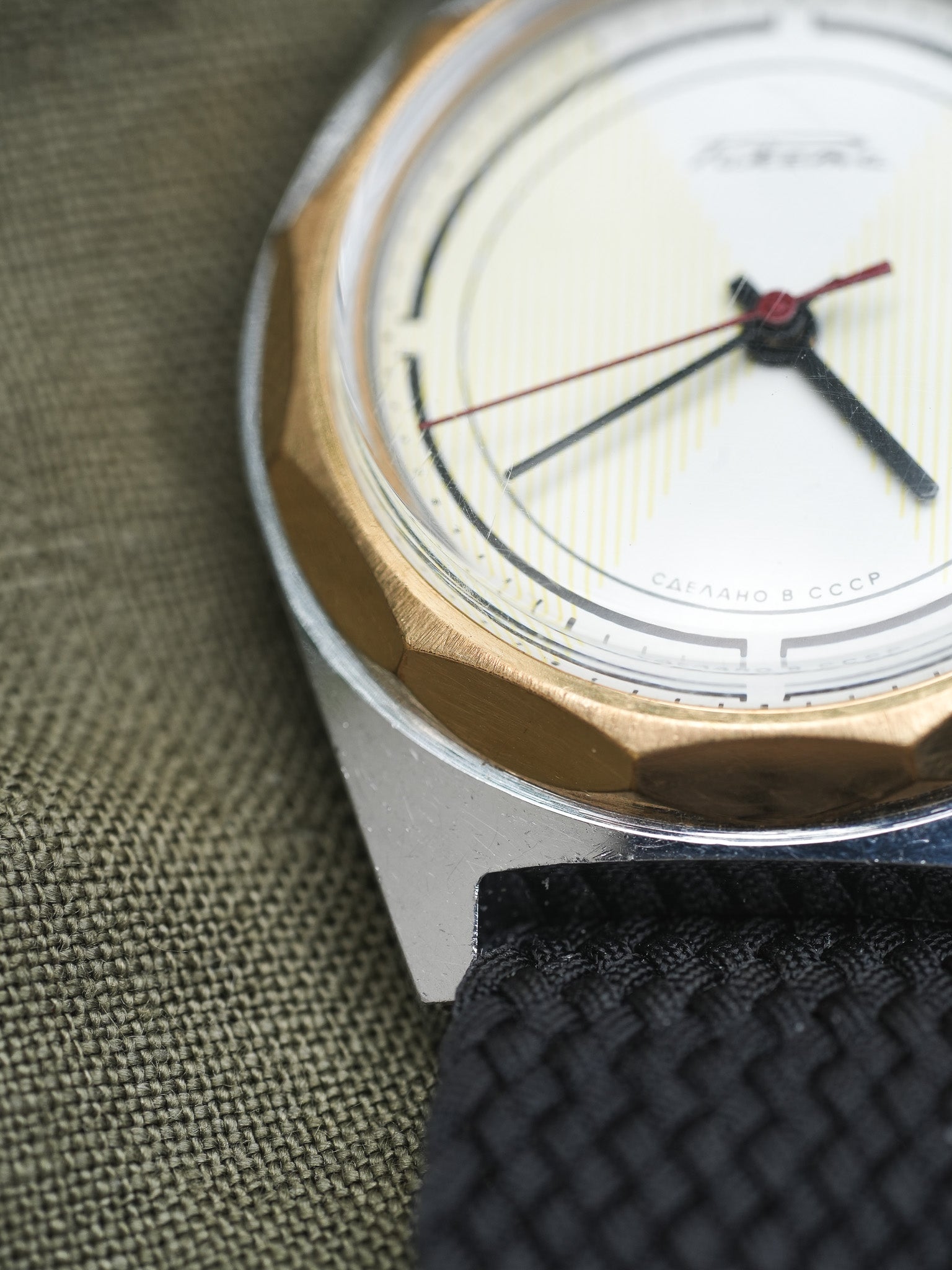Raketa - Acier Or Cadran Blanc Tapissé Trotteuse Rouge - 1970s - Atelier Victor - Vintage Shop