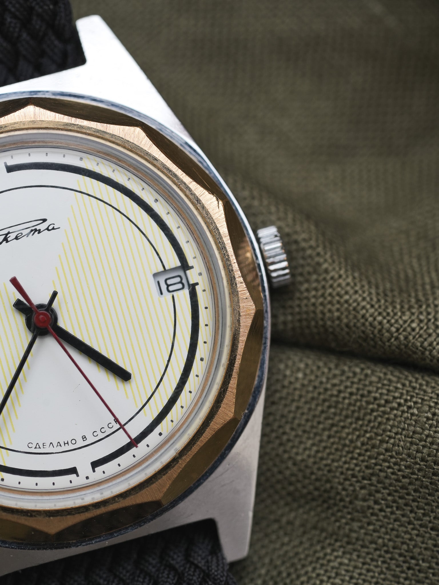 Raketa - Acier Or Cadran Blanc Tapissé Trotteuse Rouge - 1970s - Atelier Victor - Vintage Shop
