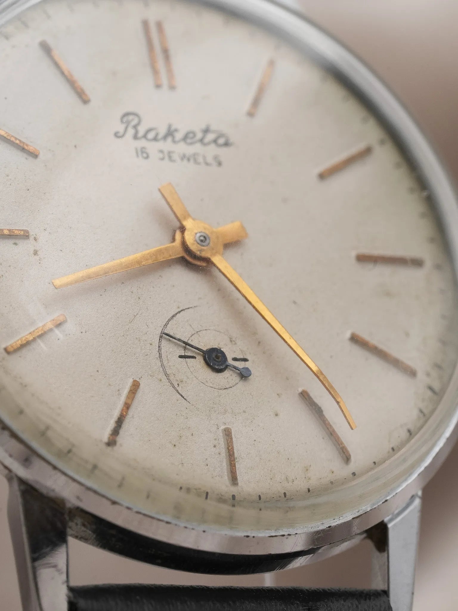 Raketa - Blanc cassé index or petite-seconde - 1960s - Atelier Victor - Vintage Shop