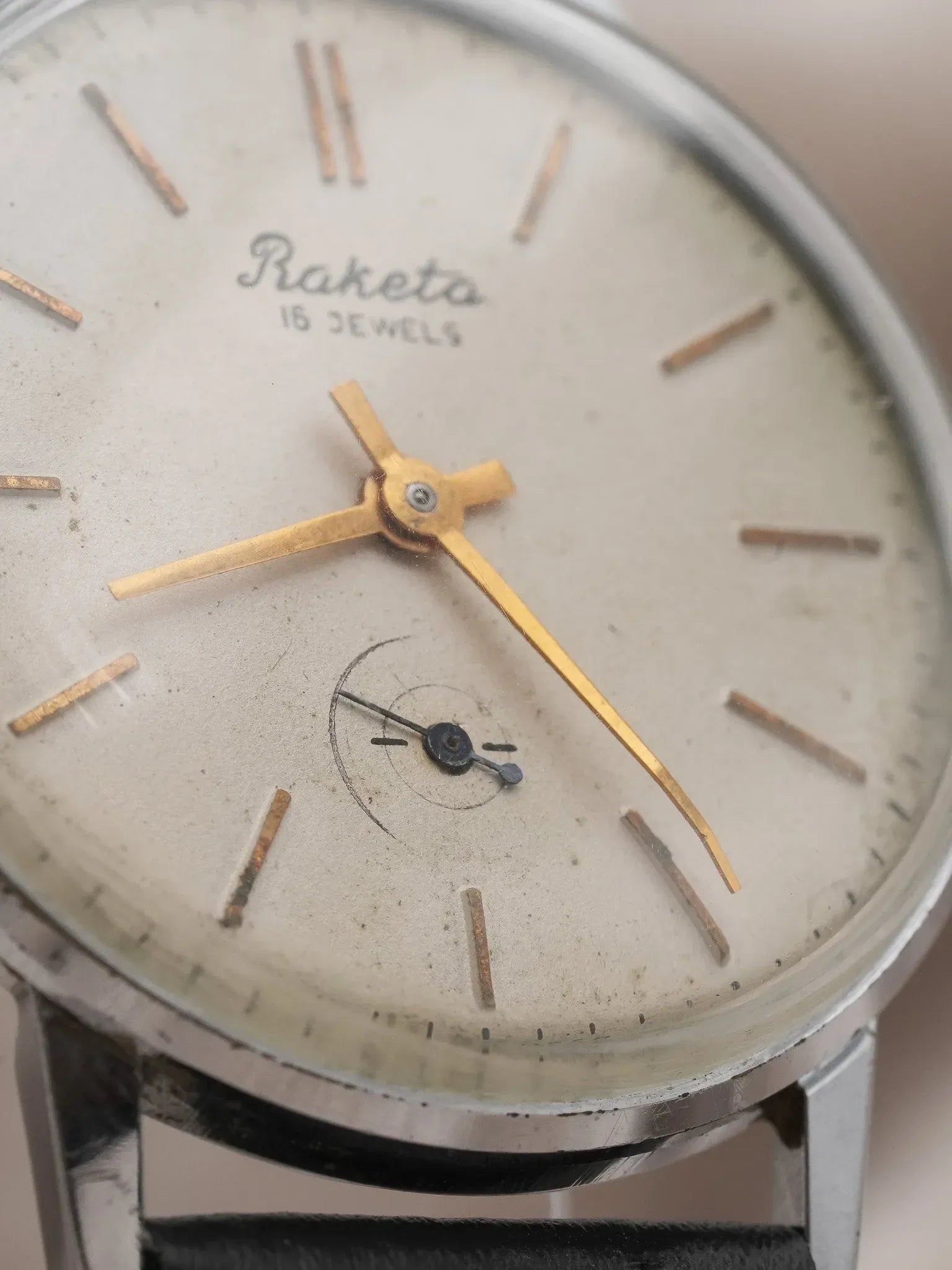 Raketa - Blanc cassé index or petite-seconde - 1960s - Atelier Victor - Vintage Shop