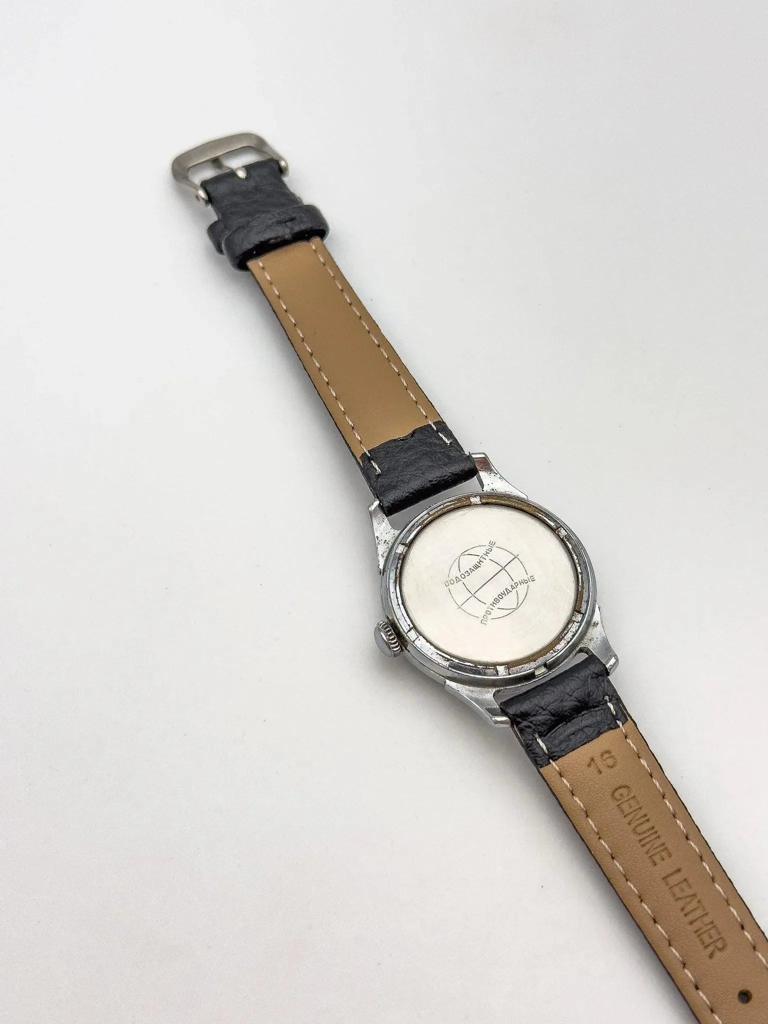 Raketa - Cadran Crème Guilloché - 1960s - Atelier Victor Paris - Vintage Watch Shop Dubai