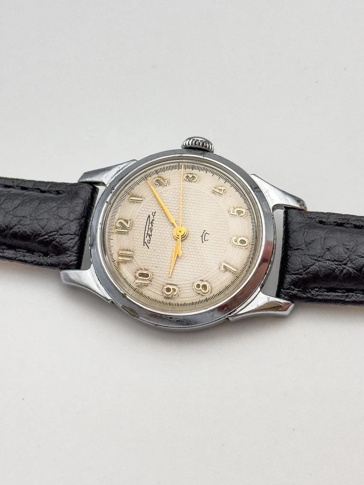 Raketa - Cadran Crème Guilloché - 1960s - Atelier Victor Paris - Vintage Watch Shop Dubai
