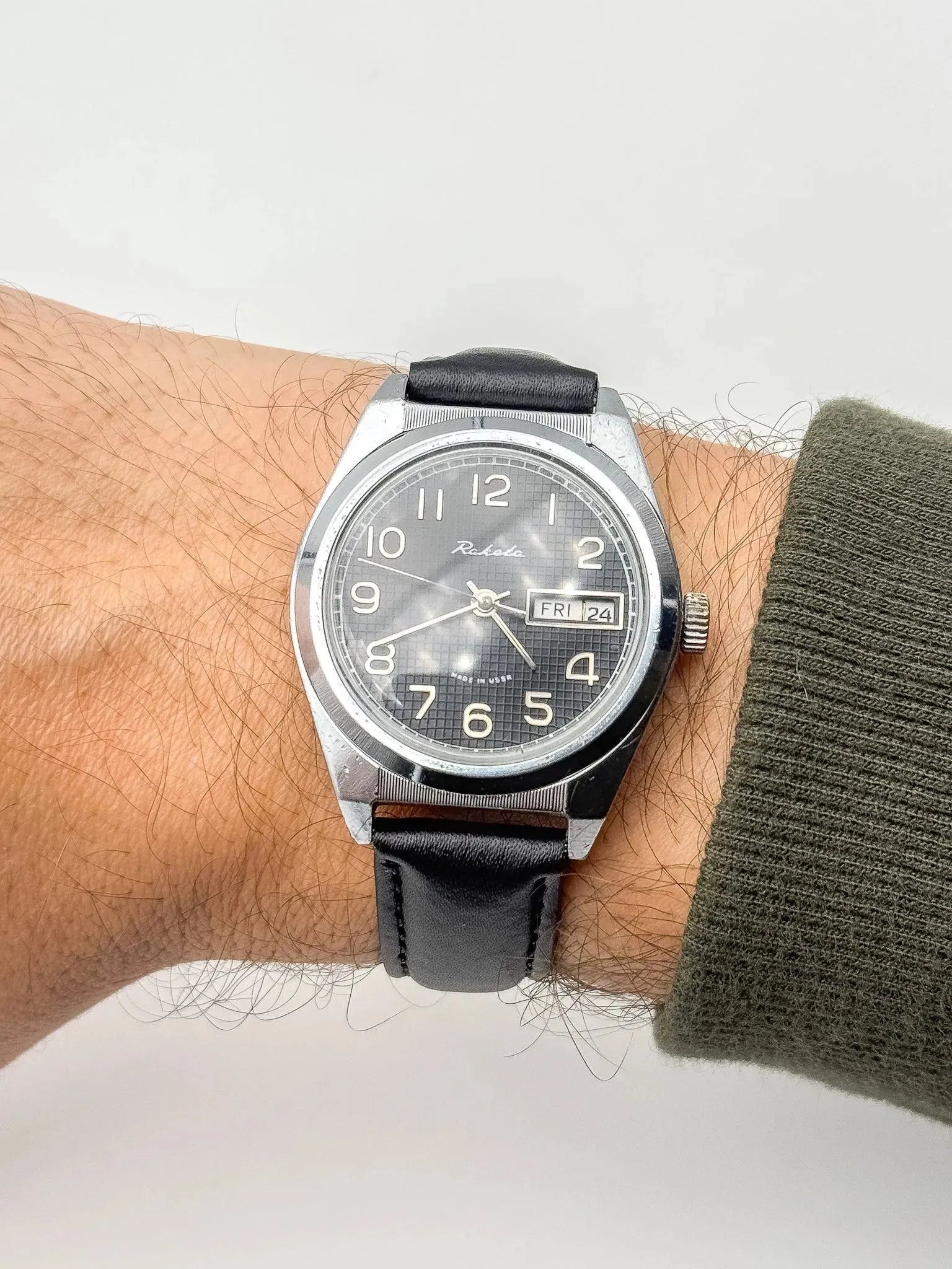 Raketa - Daydate Nid d'abeille Noir - 1980s - Atelier Victor Paris - Vintage Watch Shop Dubai