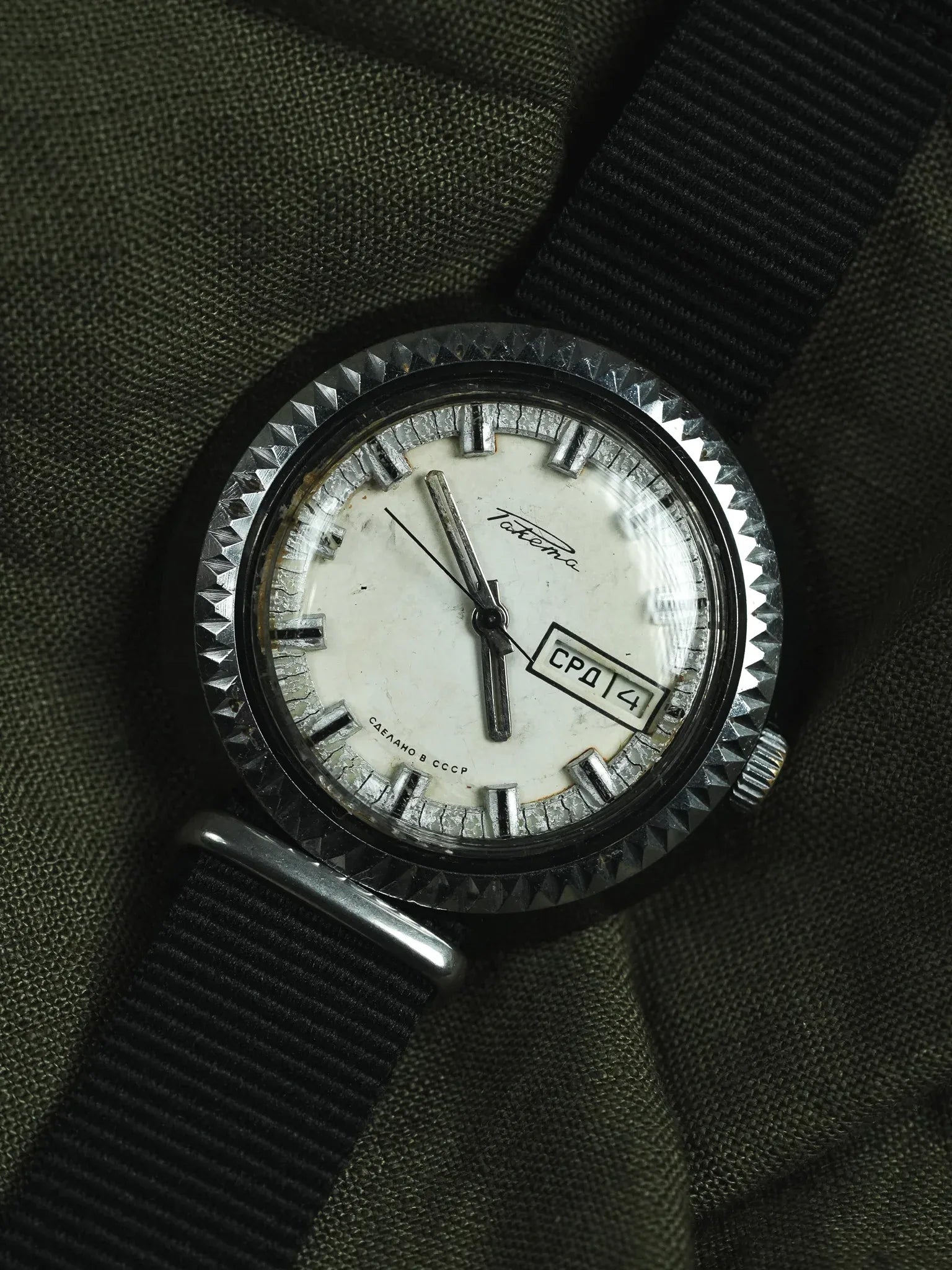 Raketa - Disco Volante Noir Crème - 1970s - Atelier Victor - Vintage Shop