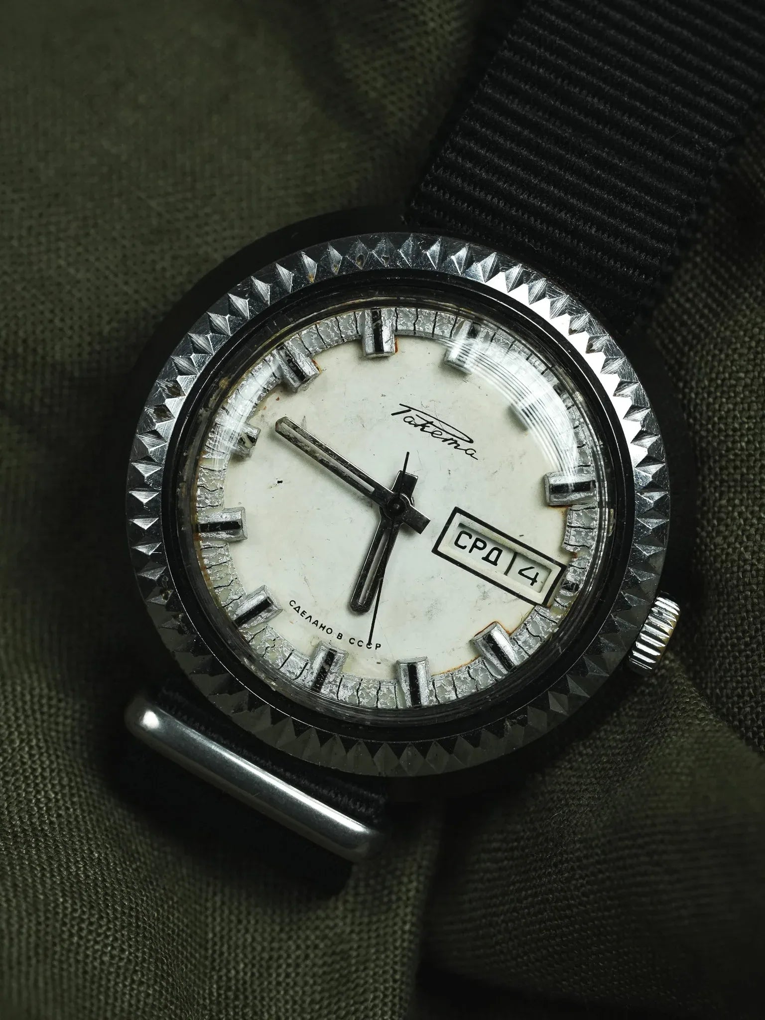 Raketa - Disco Volante Noir Crème - 1970s - Atelier Victor - Vintage Shop