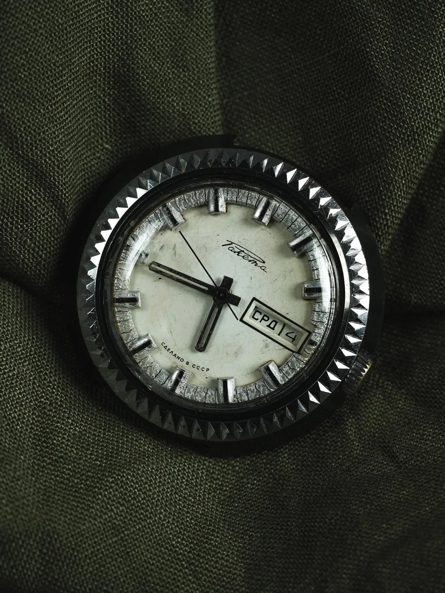 Raketa - Disco Volante Noir Crème - 1970s - Atelier Victor - Vintage Shop