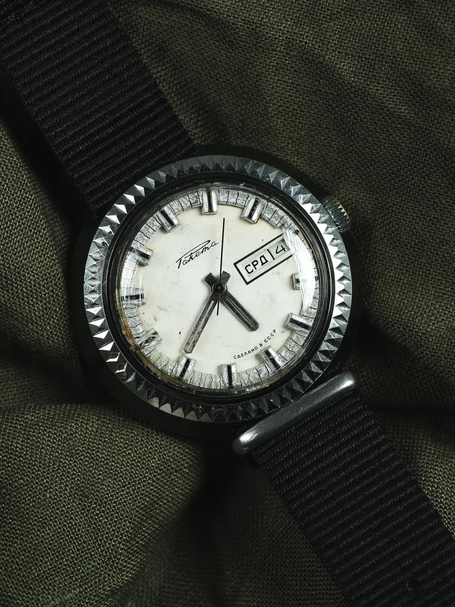 Raketa - Disco Volante Noir Crème - 1970s - Atelier Victor - Vintage Shop