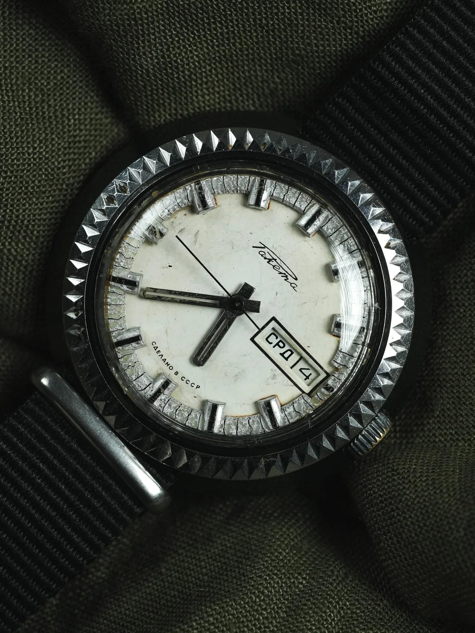 Raketa - Disco Volante Noir Crème - 1970s - Atelier Victor - Vintage Shop