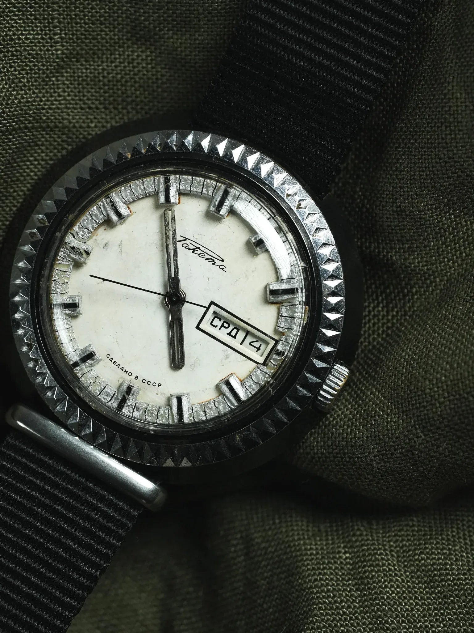 Raketa - Disco Volante Noir Crème - 1970s - Atelier Victor - Vintage Shop