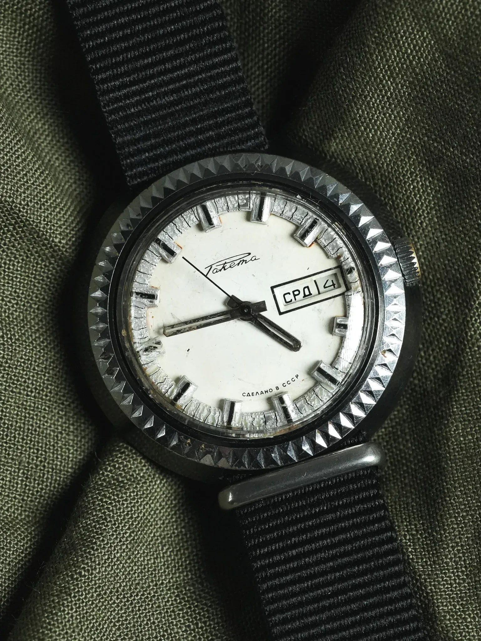 Raketa - Disco Volante Noir Crème - 1970s - Atelier Victor - Vintage Shop