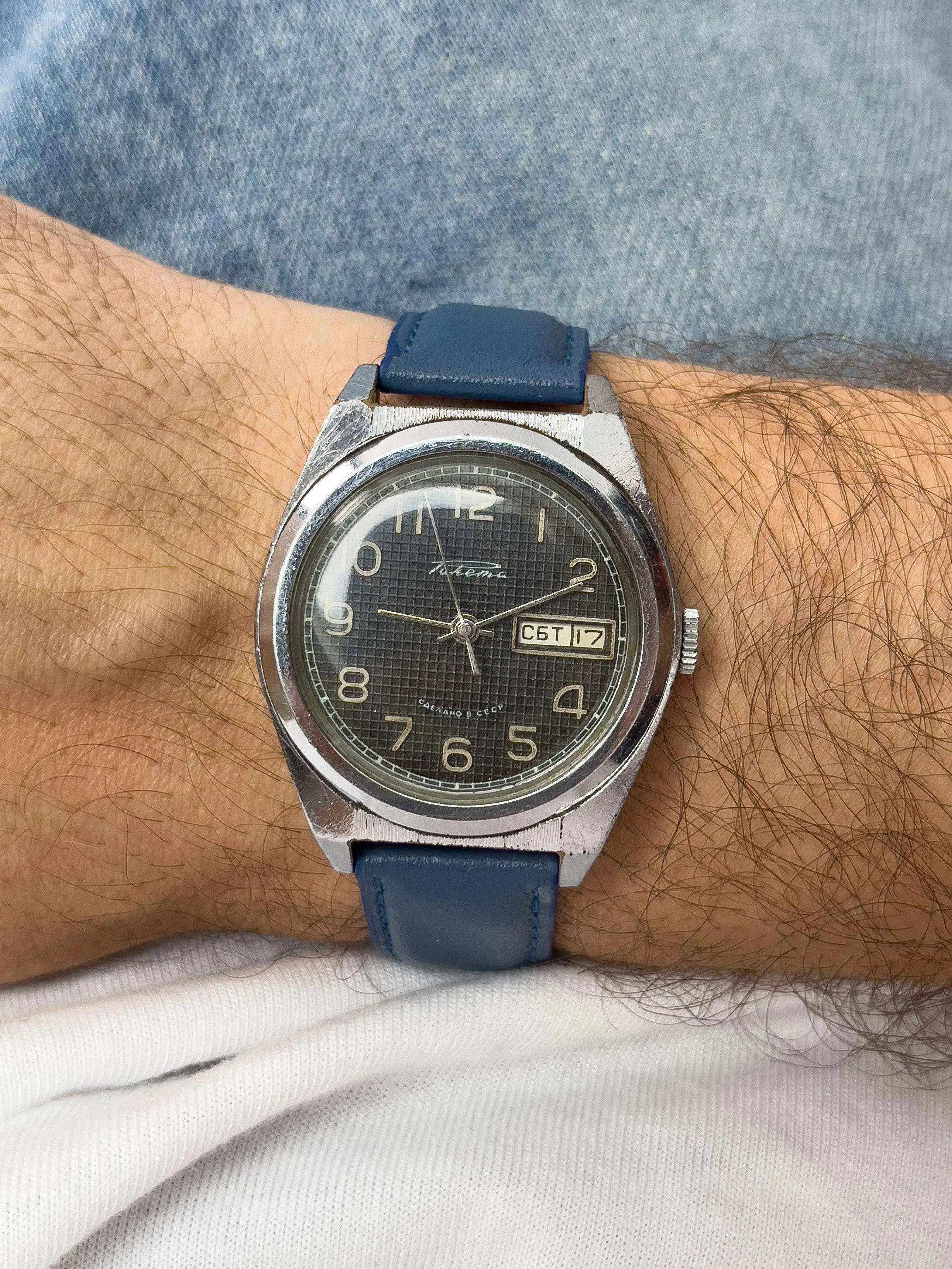 Raketa - Index Arabes - 1970s - Atelier Victor Paris - Vintage Watch Shop Dubai