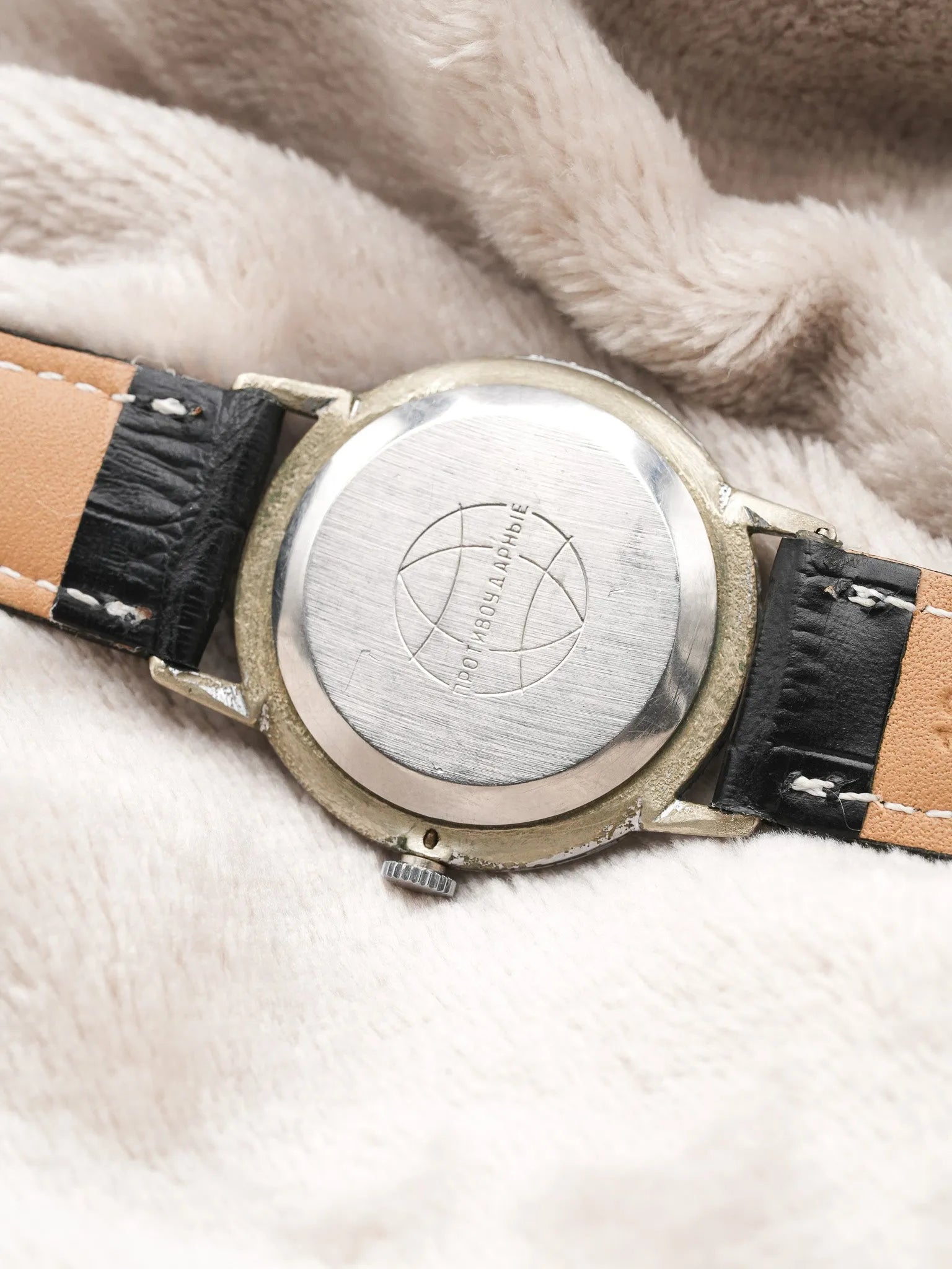 Raketa - Nid d'abeilles Noir Petite-seconde OR - 1960s - Atelier Victor - Vintage Shop