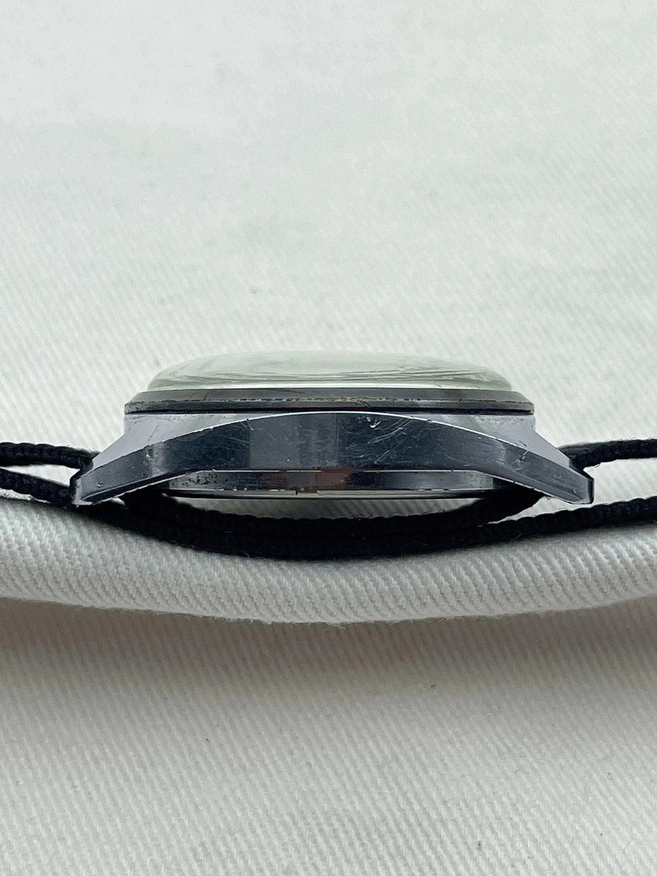 Raketa - Red Twelve - 1960s - Atelier Victor - Vintage Shop