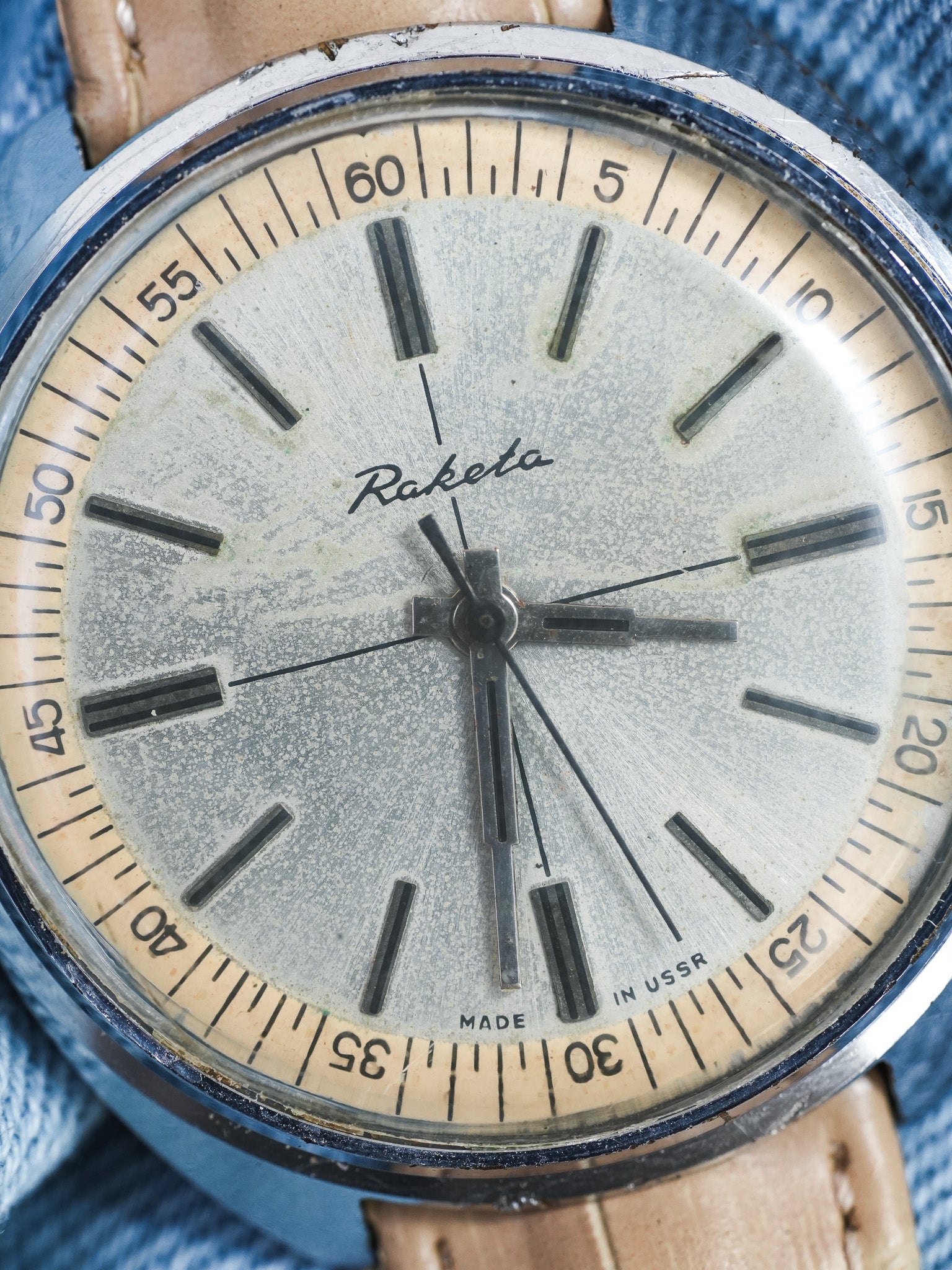 Raketa - Tonneau Crosshair acier Beige - 1970s - Atelier Victor - Vintage Shop