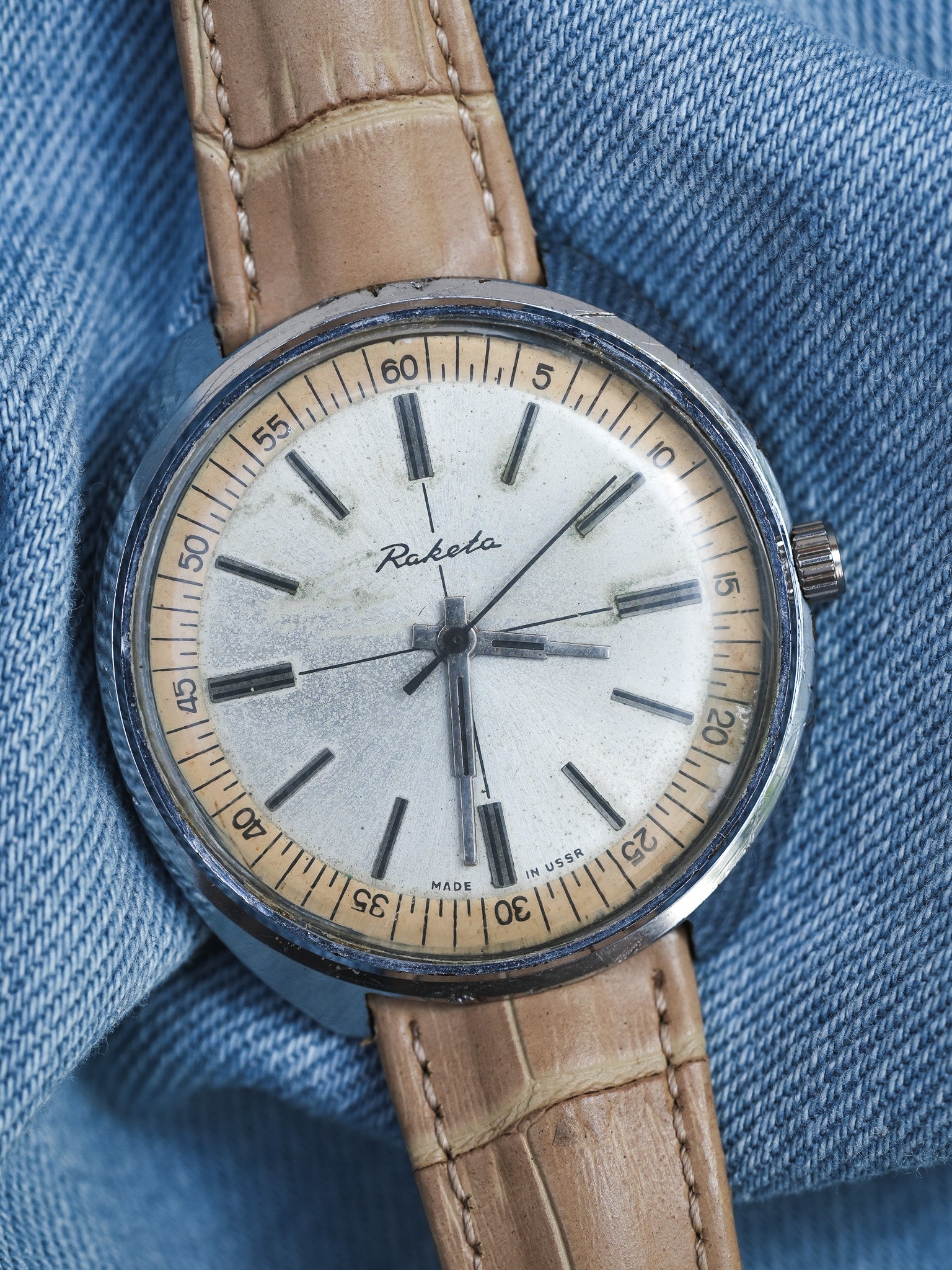 Raketa - Tonneau Crosshair acier Beige - 1970s - Atelier Victor - Vintage Shop
