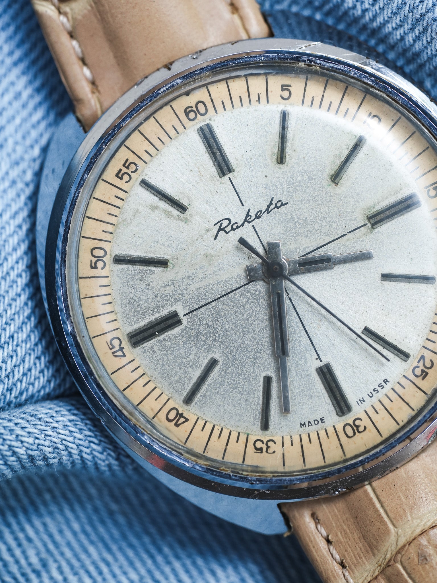 Raketa - Tonneau Crosshair acier Beige - 1970s - Atelier Victor - Vintage Shop
