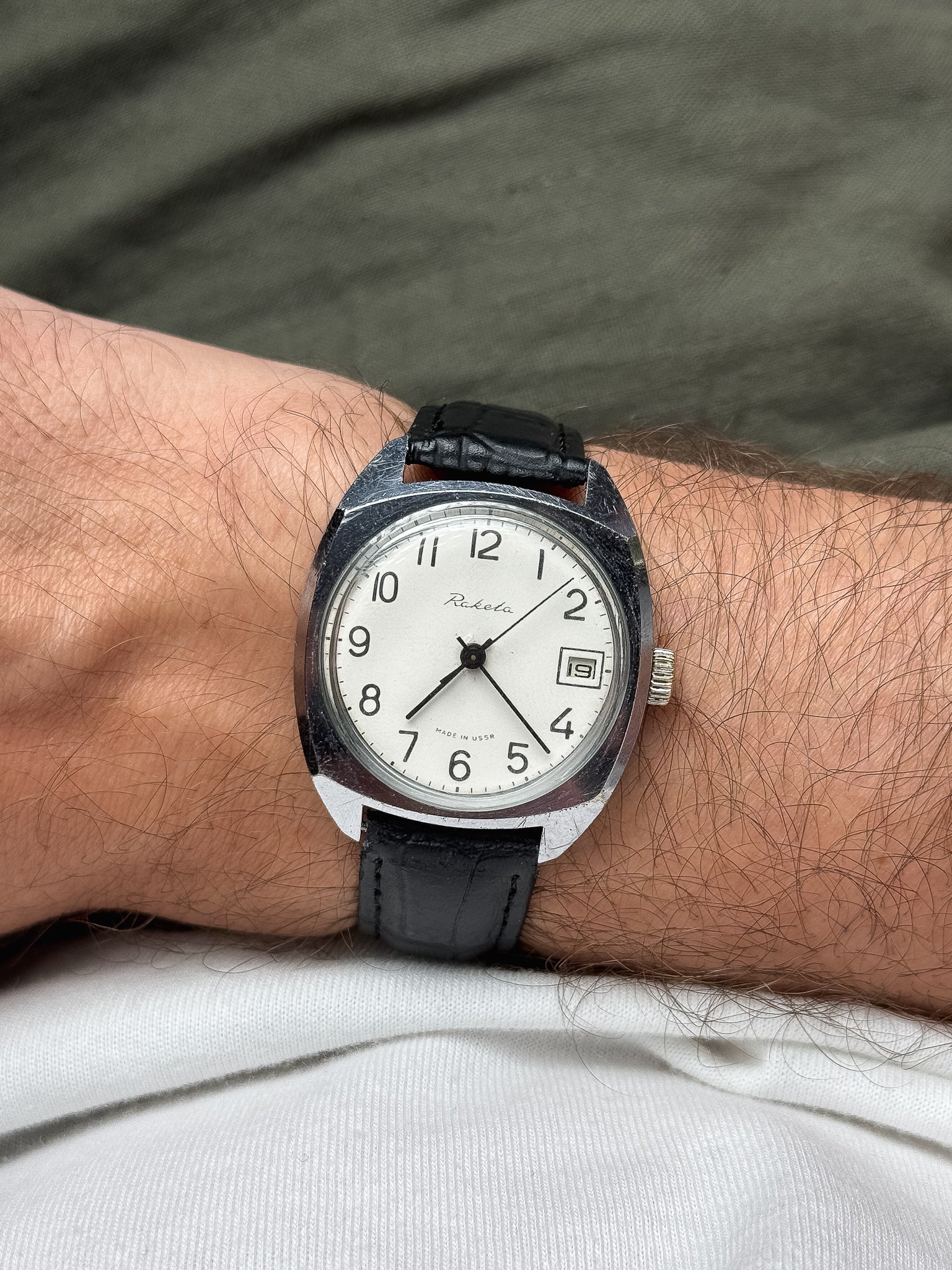Raketa - Tonneau épais acier blanc date - 1970s - Atelier Victor - Vintage Shop