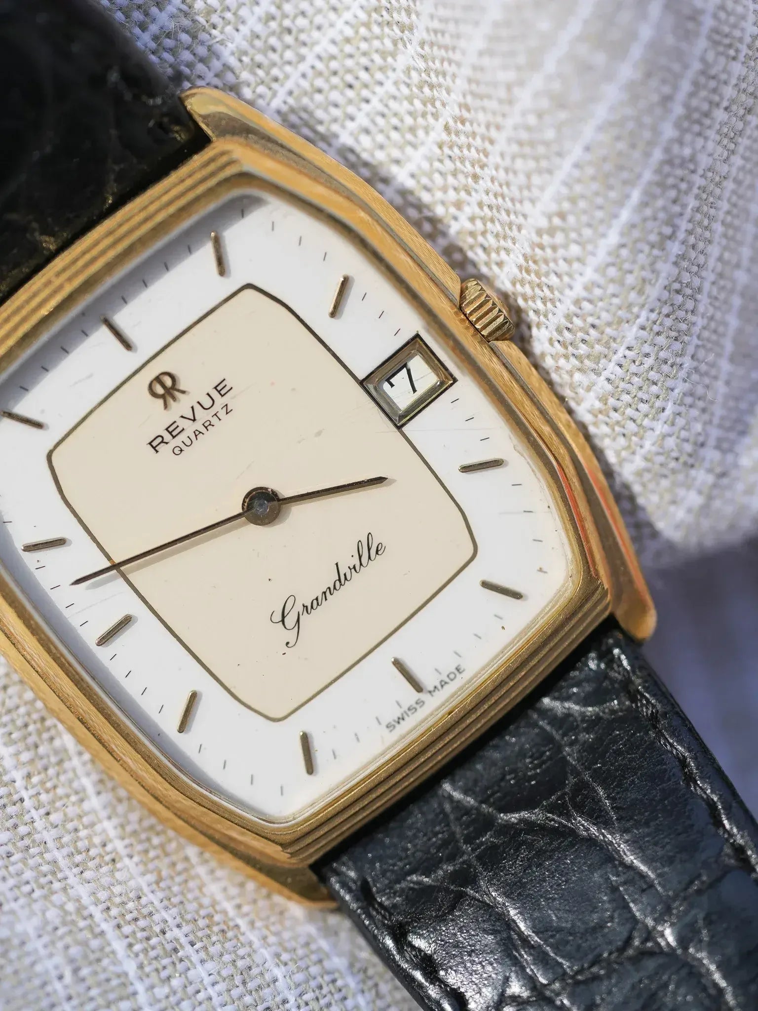 Revue - Grandville Tonneau plaqué or ultra sim - 1990s - Atelier Victor