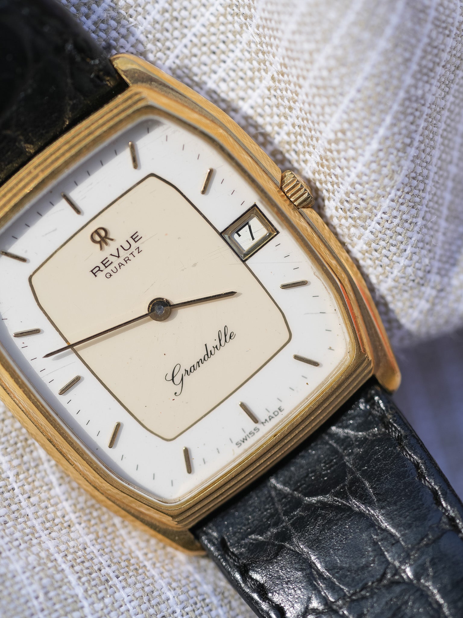 Revue - Grandville Tonneau plaqué or ultra sim - 1990s - Atelier Victor - Vintage Shop