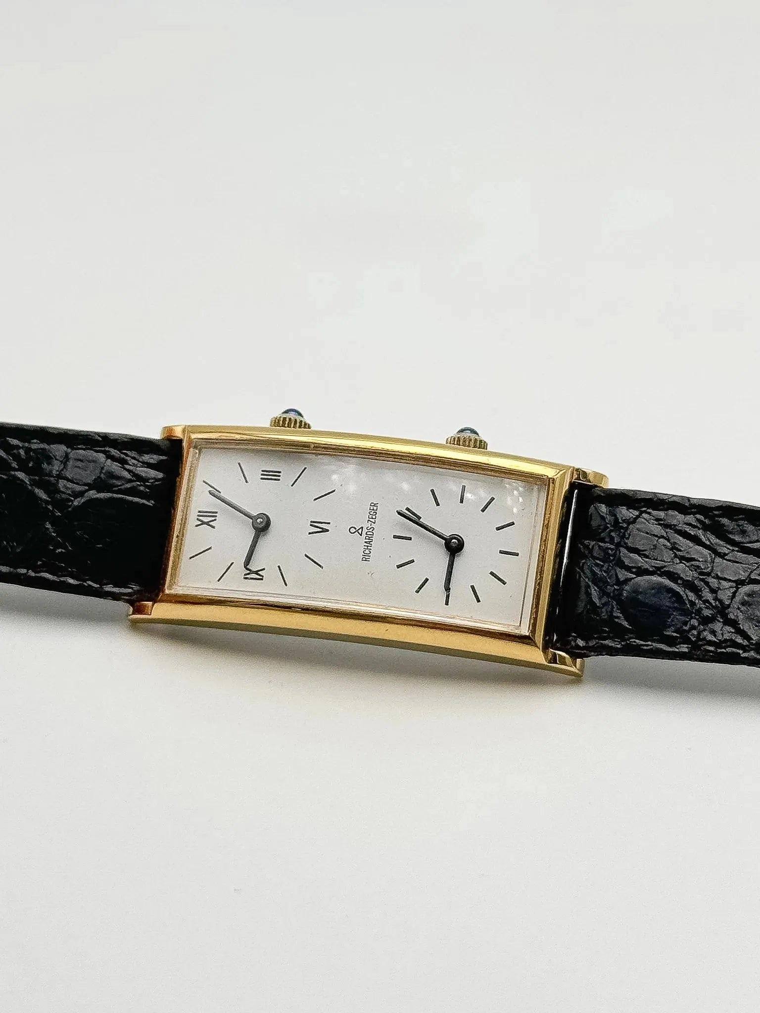 Richards-Zeger - GMT Plaqué or fond blanc double mouvements - 1980s - Atelier Victor Paris - Vintage Watch Shop Dubai