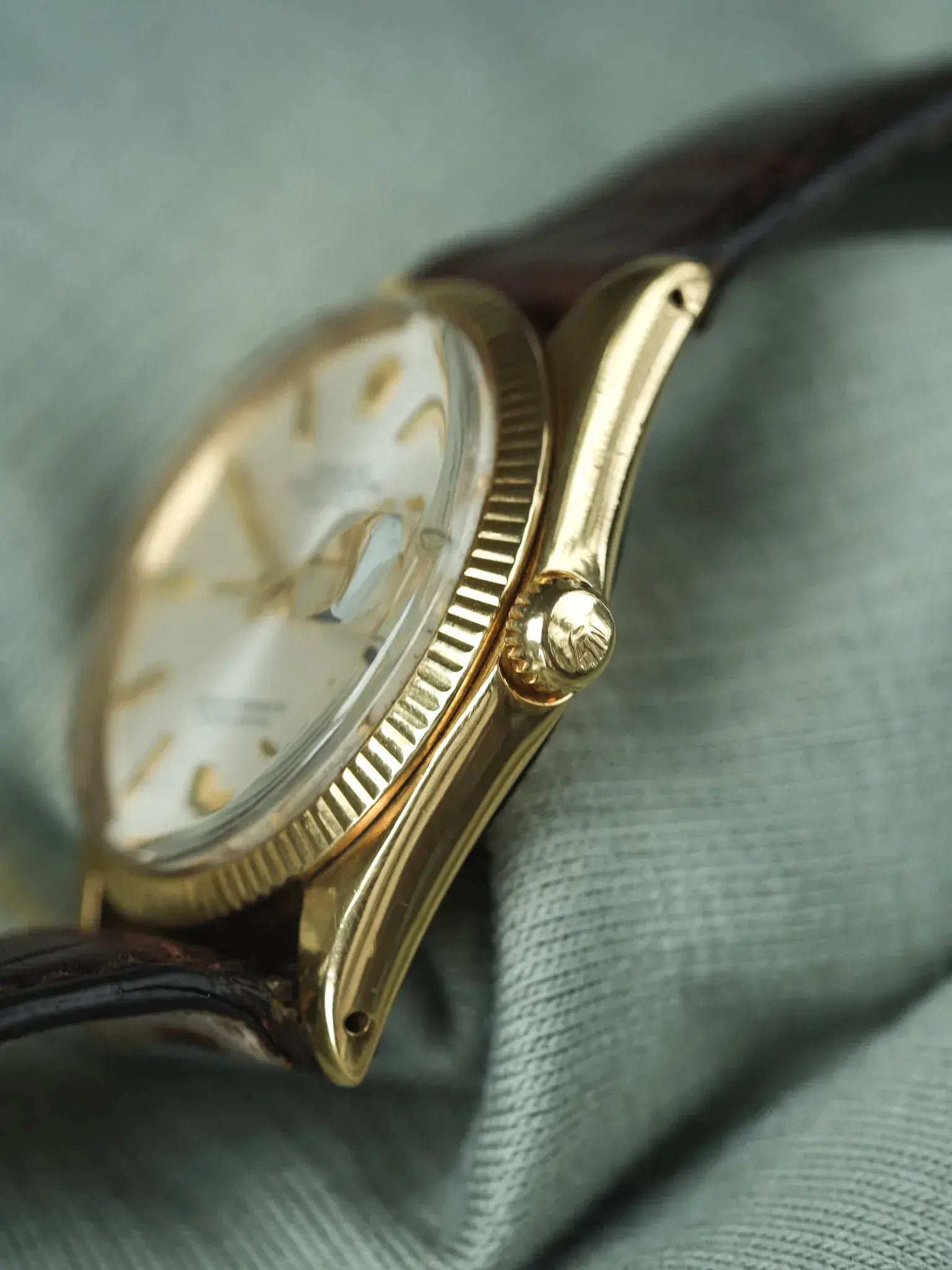 Rolex - Oyster Perpetual Date COSC ref. 1503 34mm Or Jaune 18k Cadran Champagne - 1969