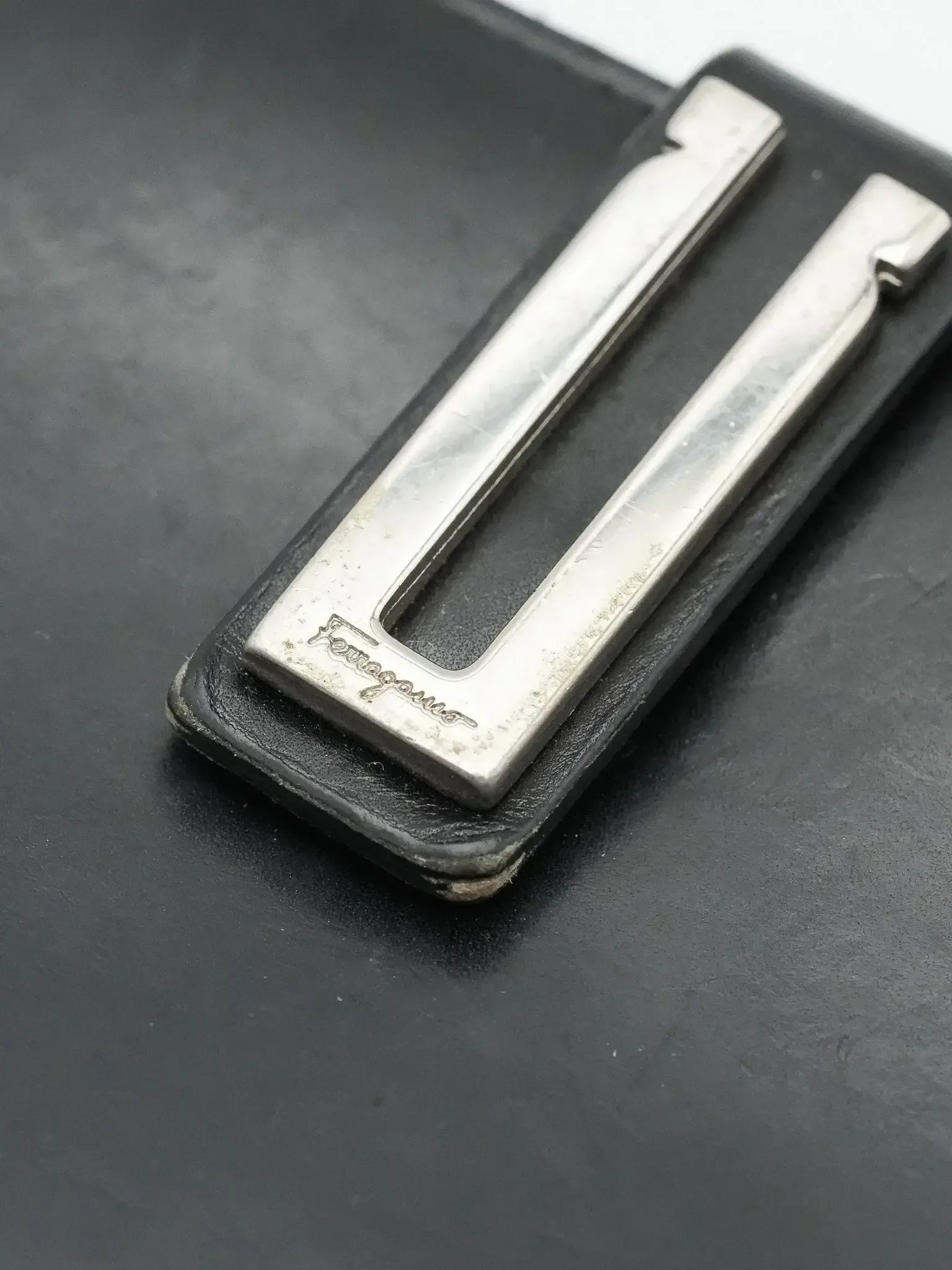 Salvatore Ferragamo - Portefeuille cuir noir - Atelier Victor