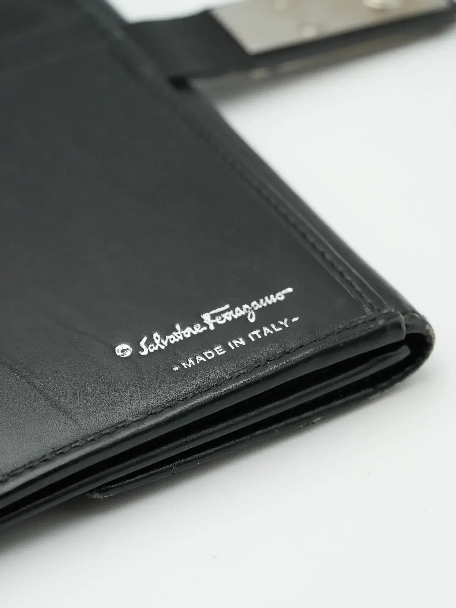 Salvatore Ferragamo - Portefeuille cuir noir - Atelier Victor