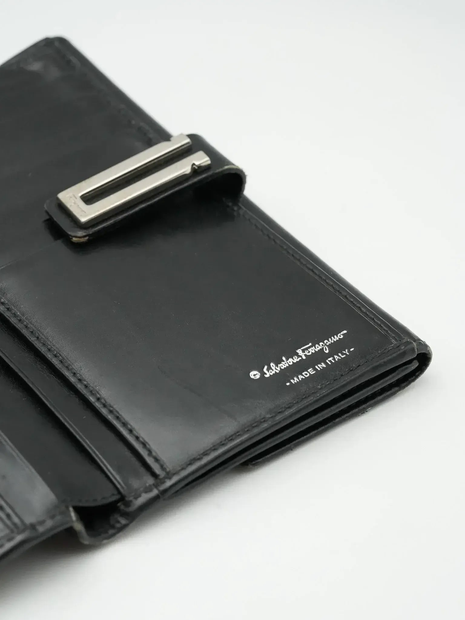 Salvatore Ferragamo - Portefeuille cuir noir - Atelier Victor