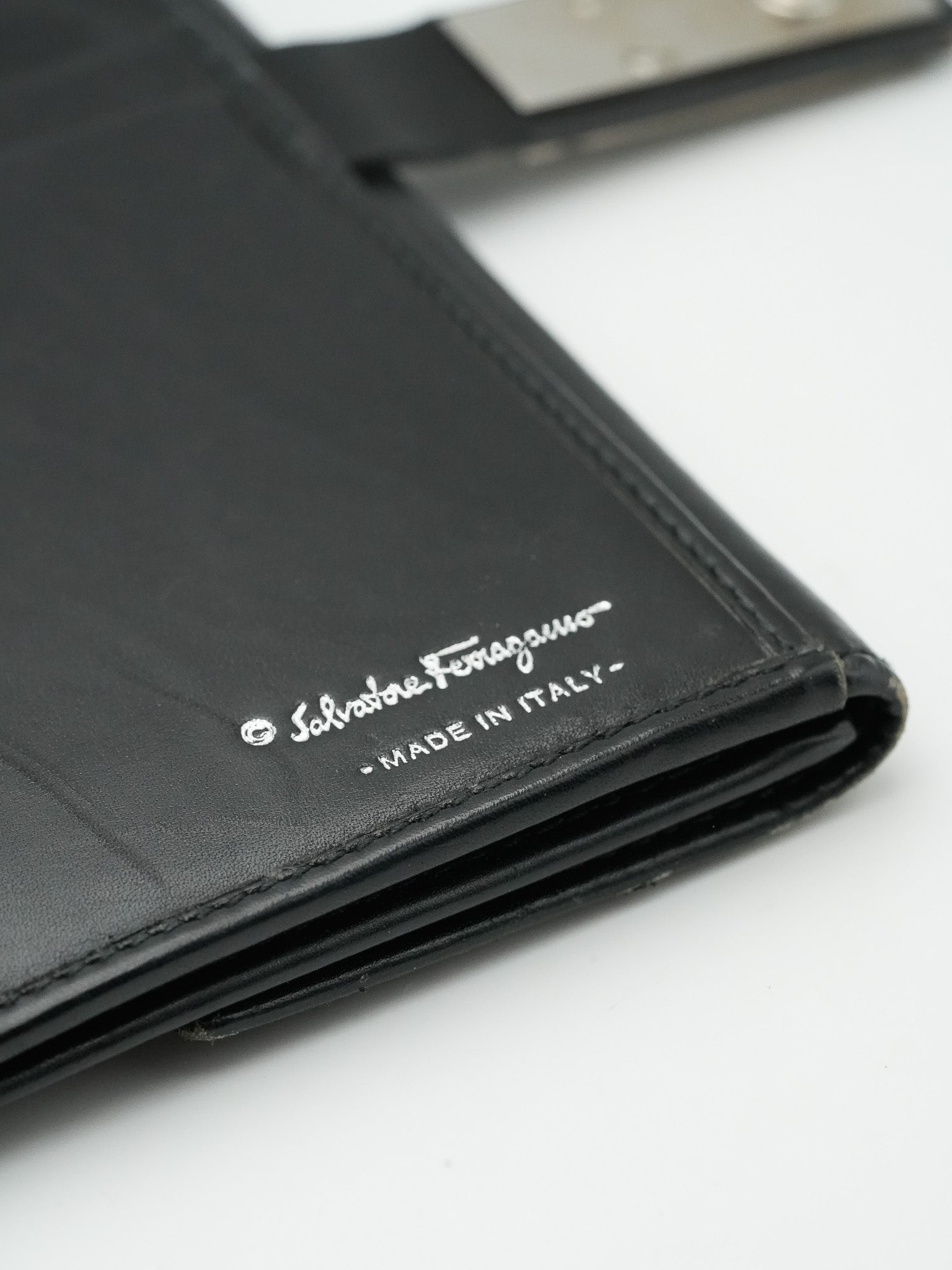 Salvatore Ferragamo - Portefeuille cuir noir - Atelier Victor Paris - Vintage Watch Shop Dubai