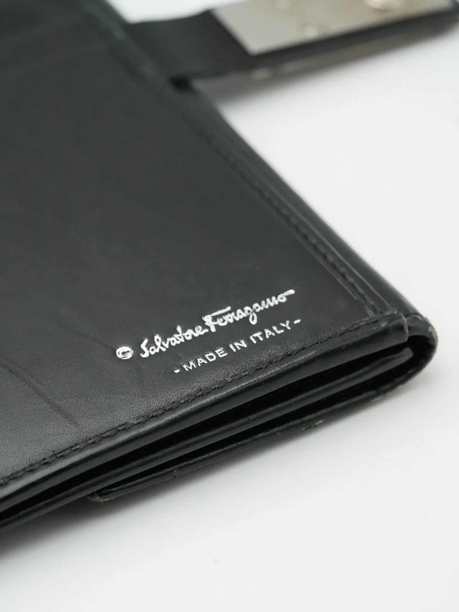 Salvatore Ferragamo - Portefeuille cuir noir - Atelier Victor - Vintage Shop