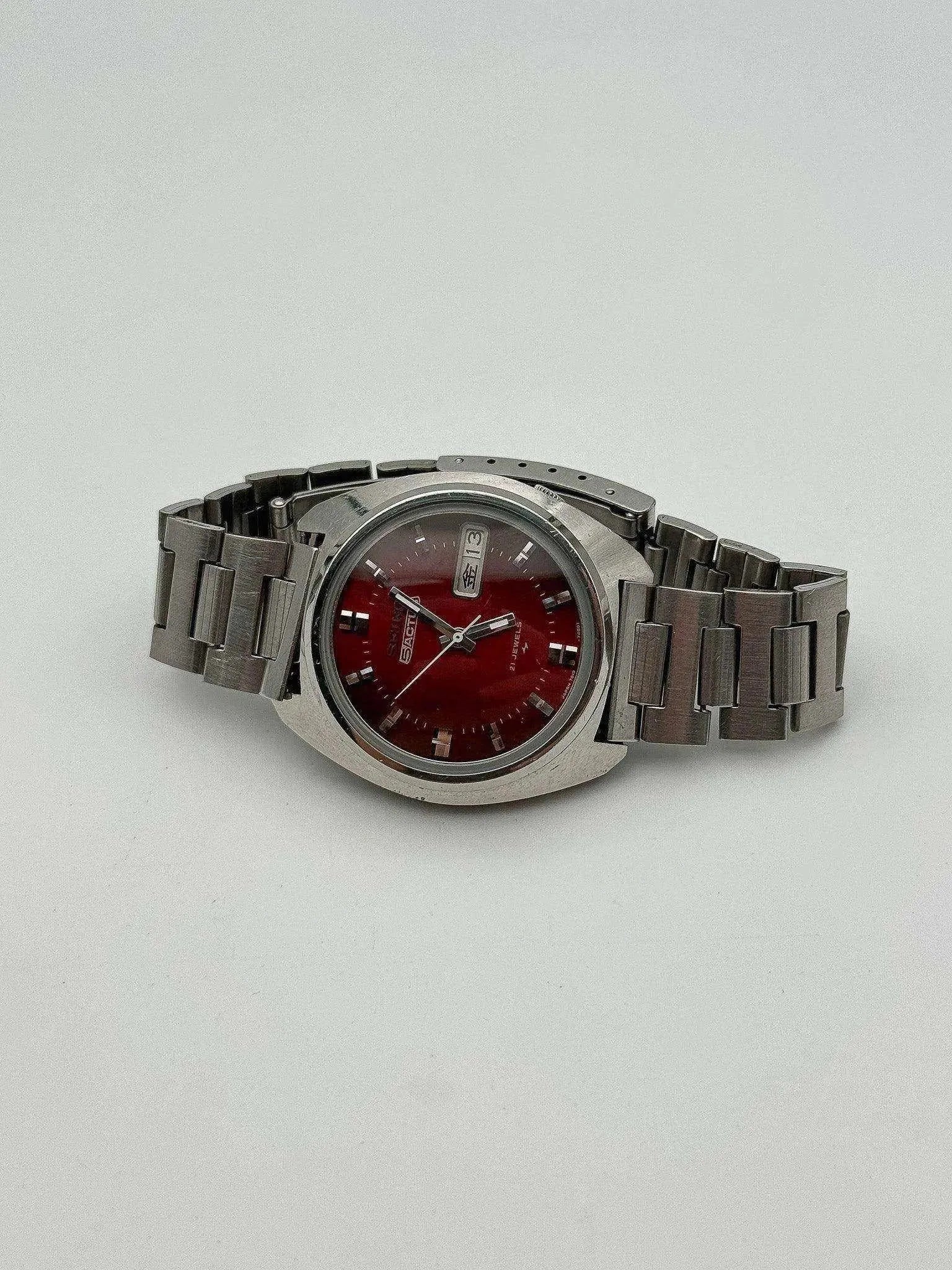 Seiko - 5 Actus Red Kanji - 1974 - Atelier Victor Paris - Vintage Watch Shop Dubai