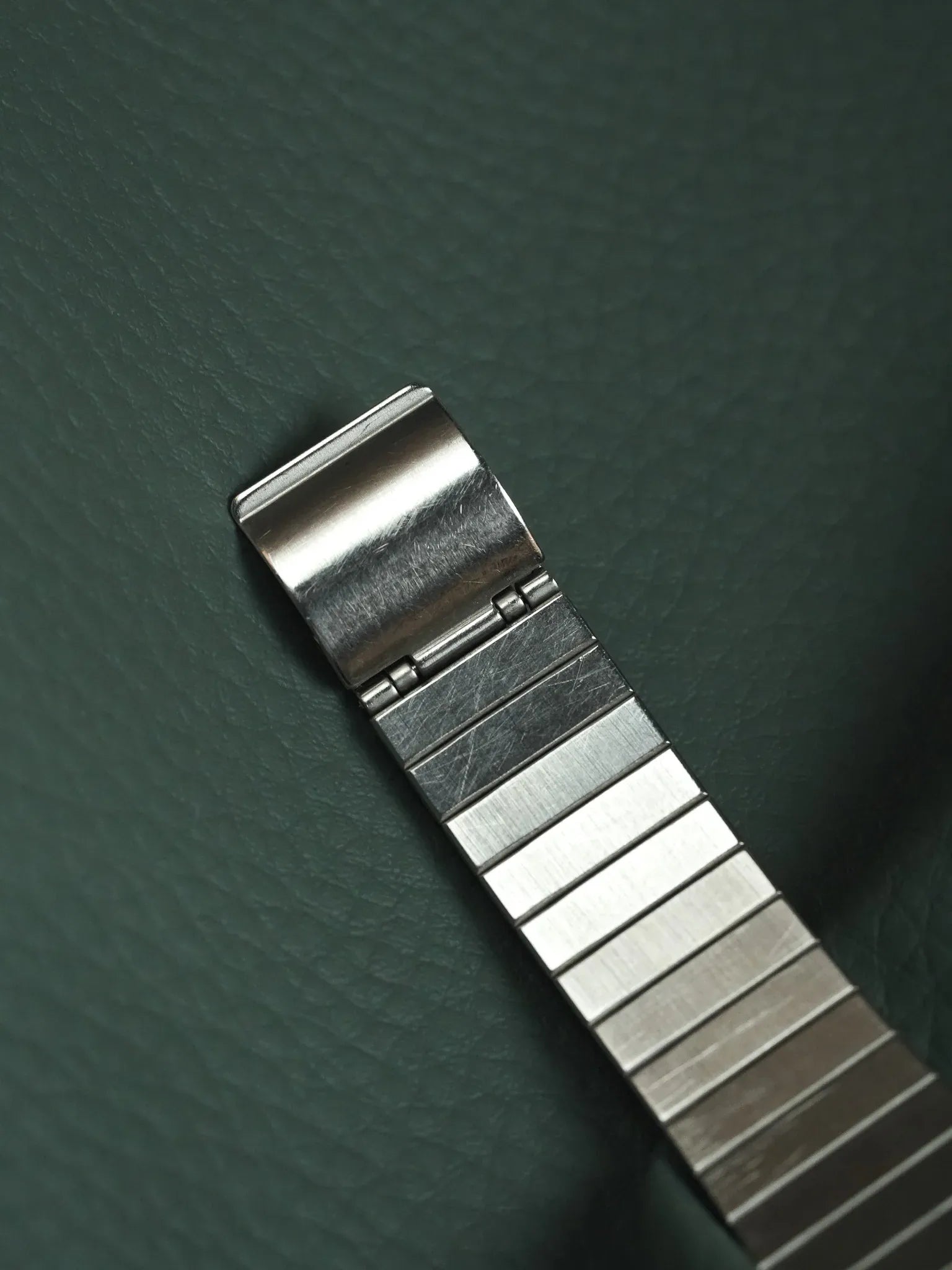 Seiko - Acier lunette or avec bracelet intégré - 1981 - Atelier Victor - Vintage Shop