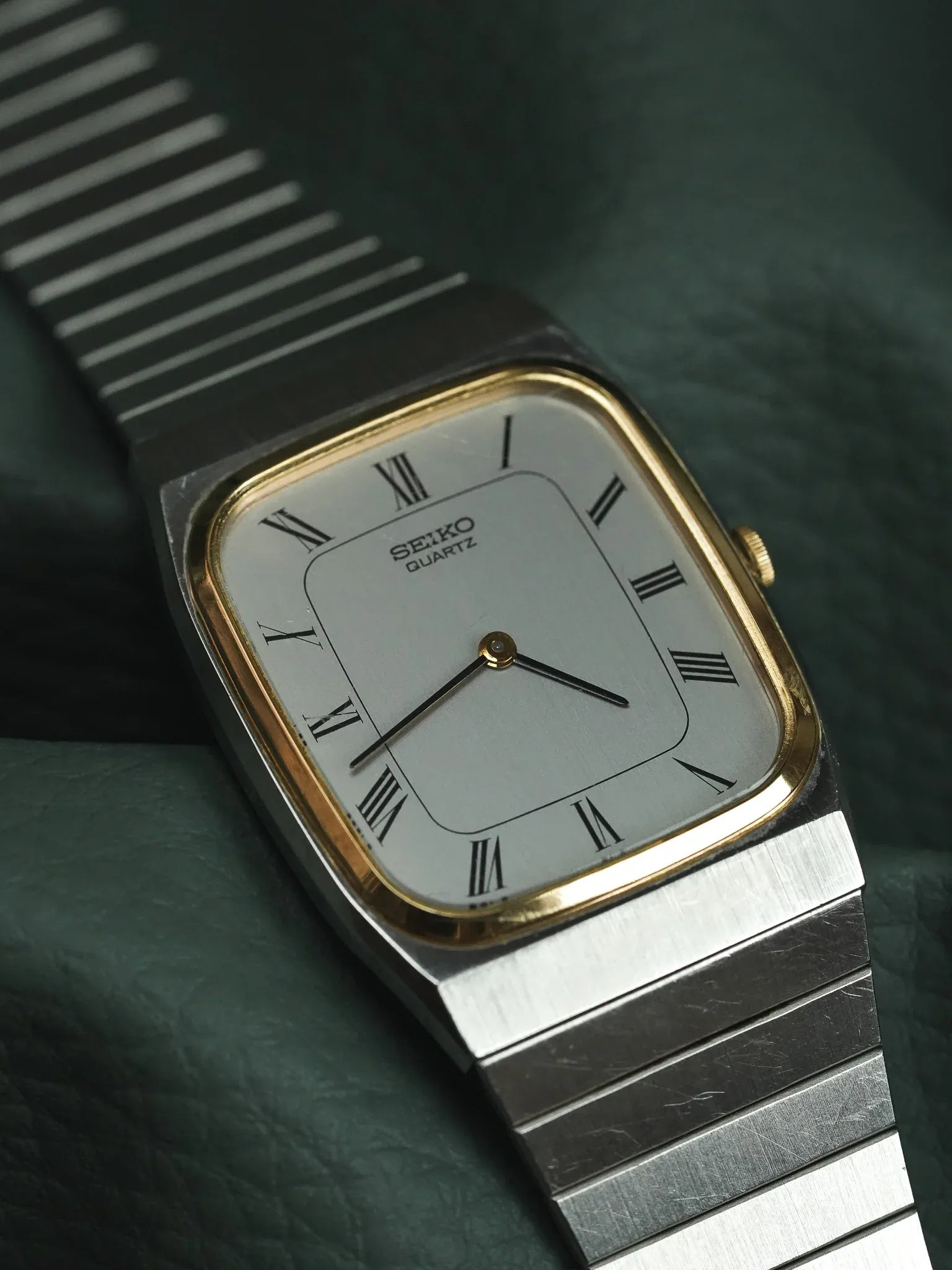 Seiko - Acier lunette or avec bracelet intégré - 1981 - Atelier Victor - Vintage Shop